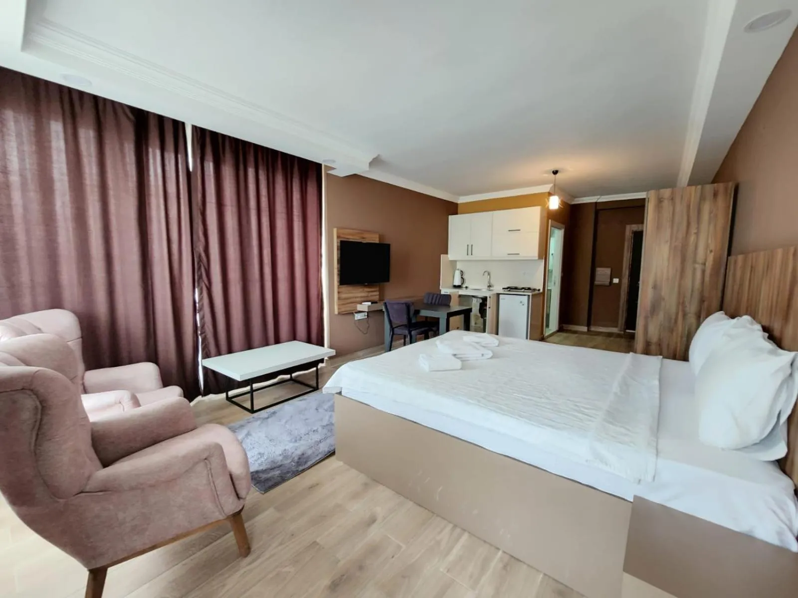 Communal lounge/ TV room, Bed in Yücemek Apart