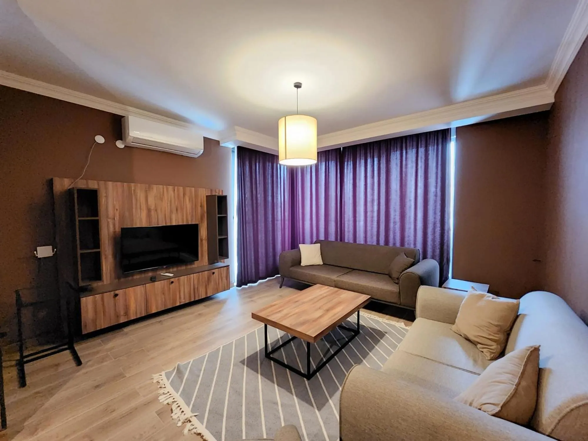 Communal lounge/ TV room in Yücemek Apart