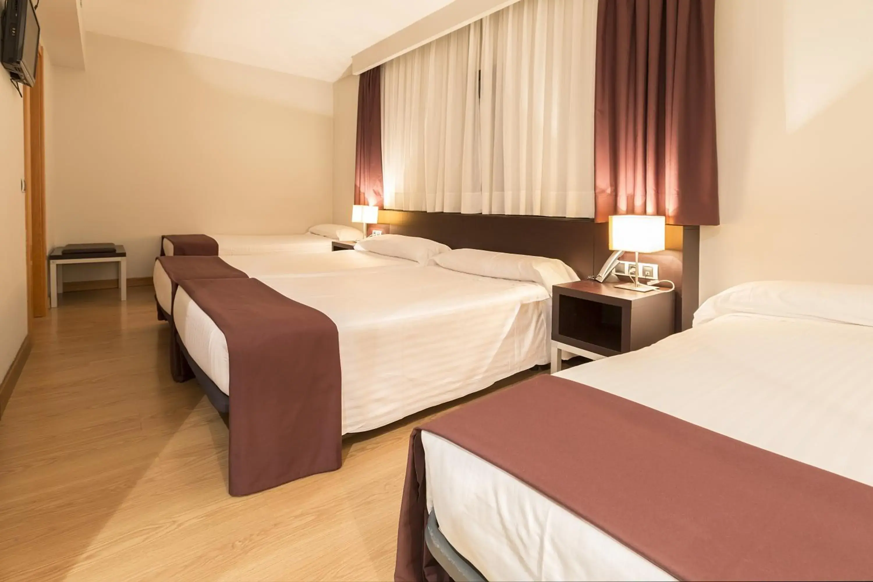 Quadruple Room in Hotel Plazaola Quadruple Room in Hotel Plazaola