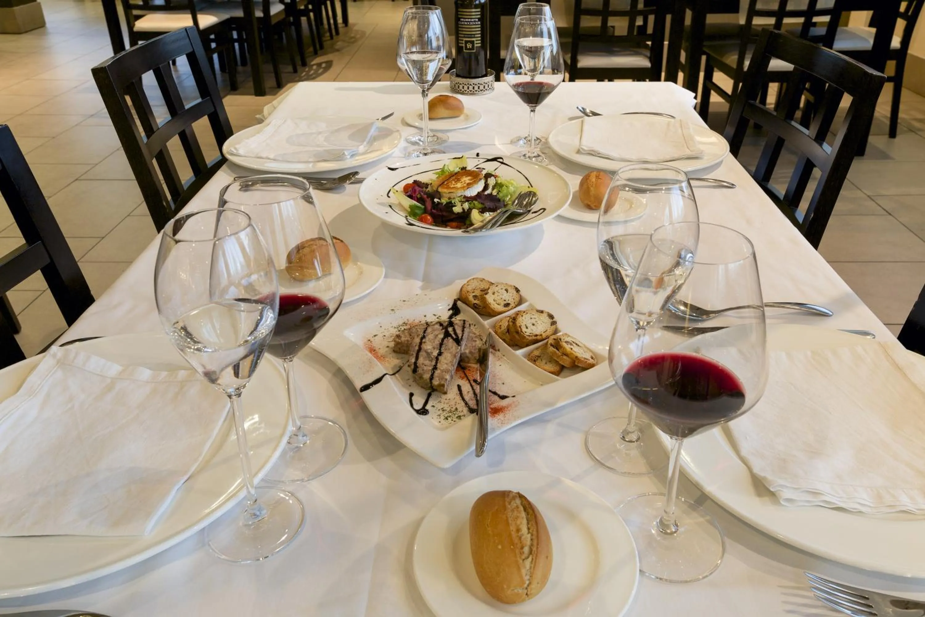 Restaurant/places to eat in Hotel Plazaola