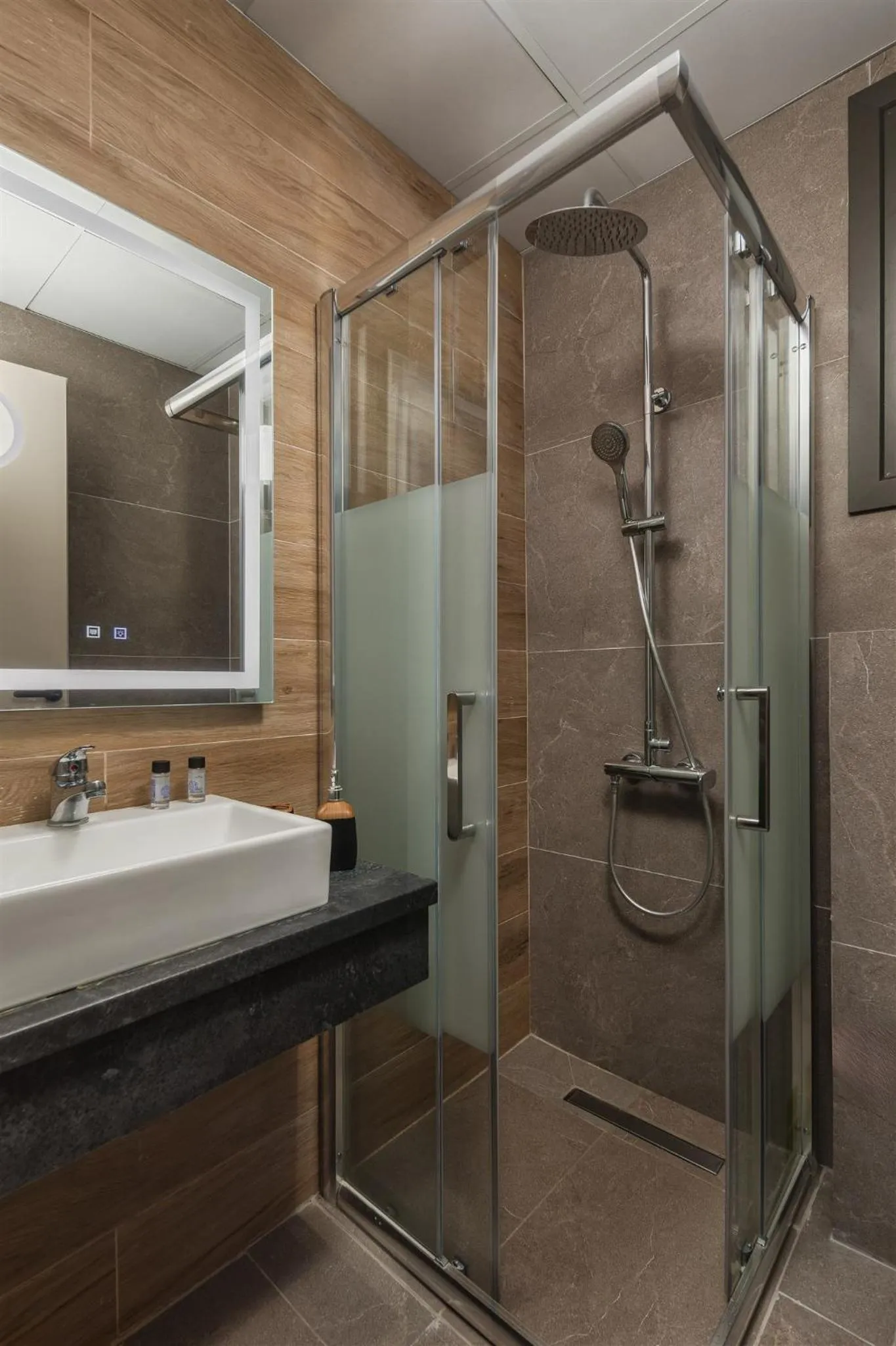 Shower in Anvy Stylish Suites Ioannina