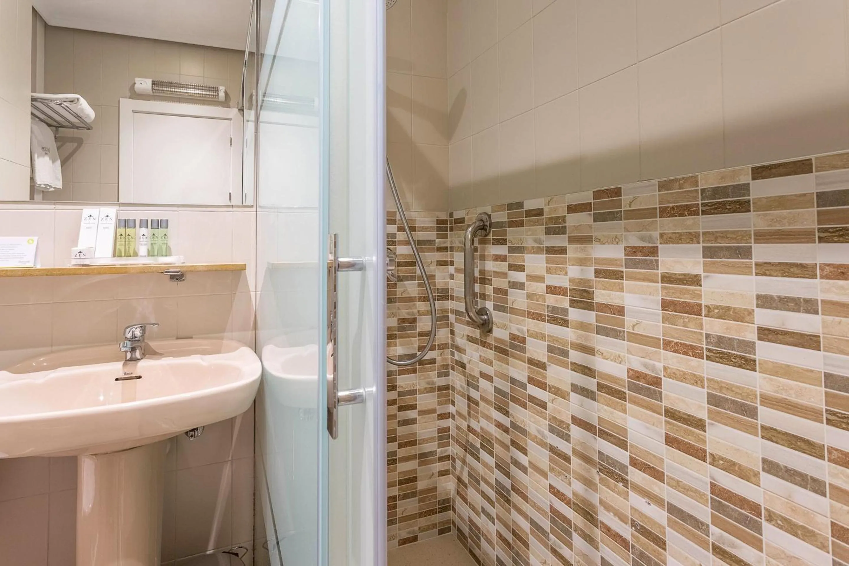 Bathroom in Sercotel Hotel Europa