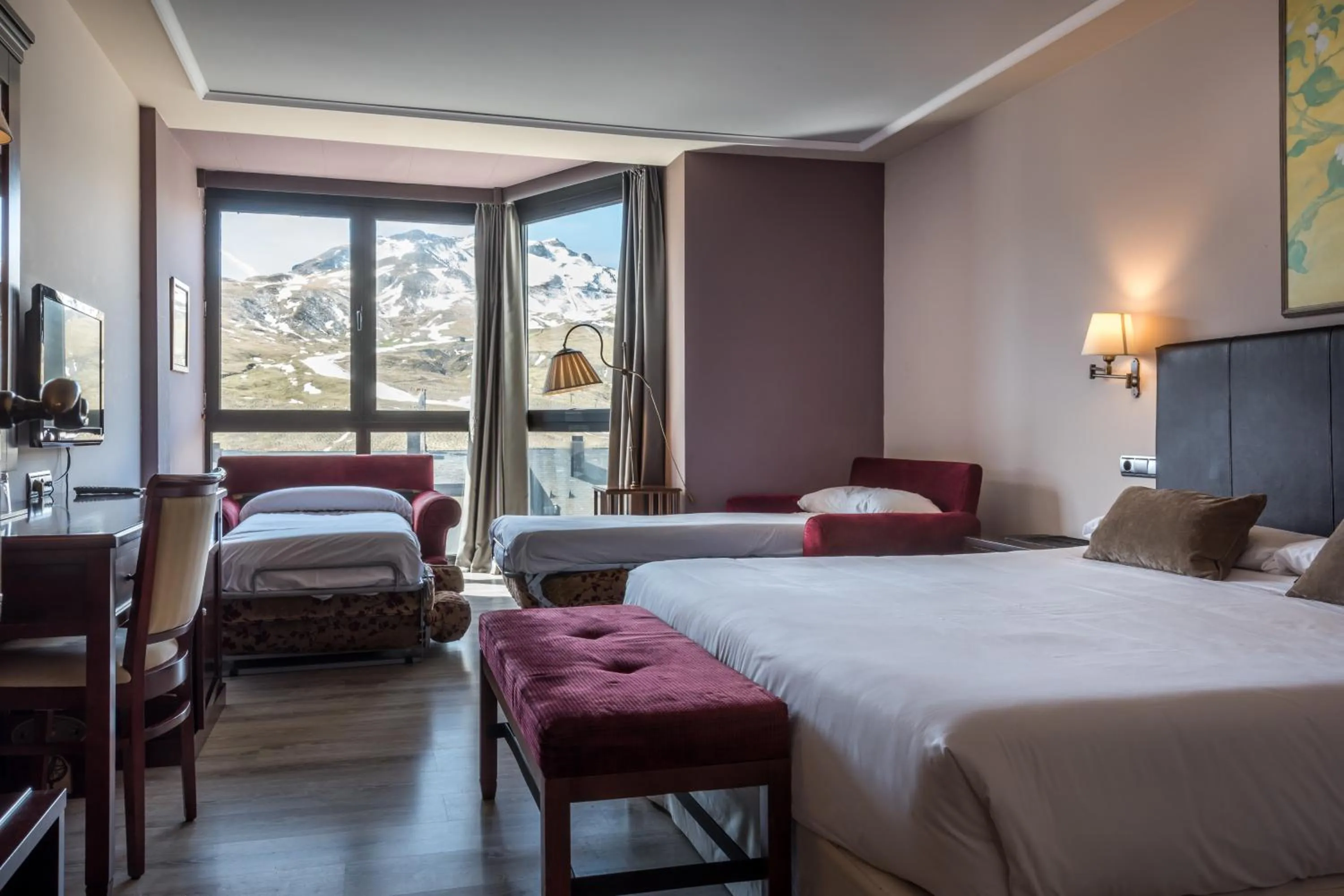 Photo of the whole room, Bed in SNÖ Villa de Sallent 4