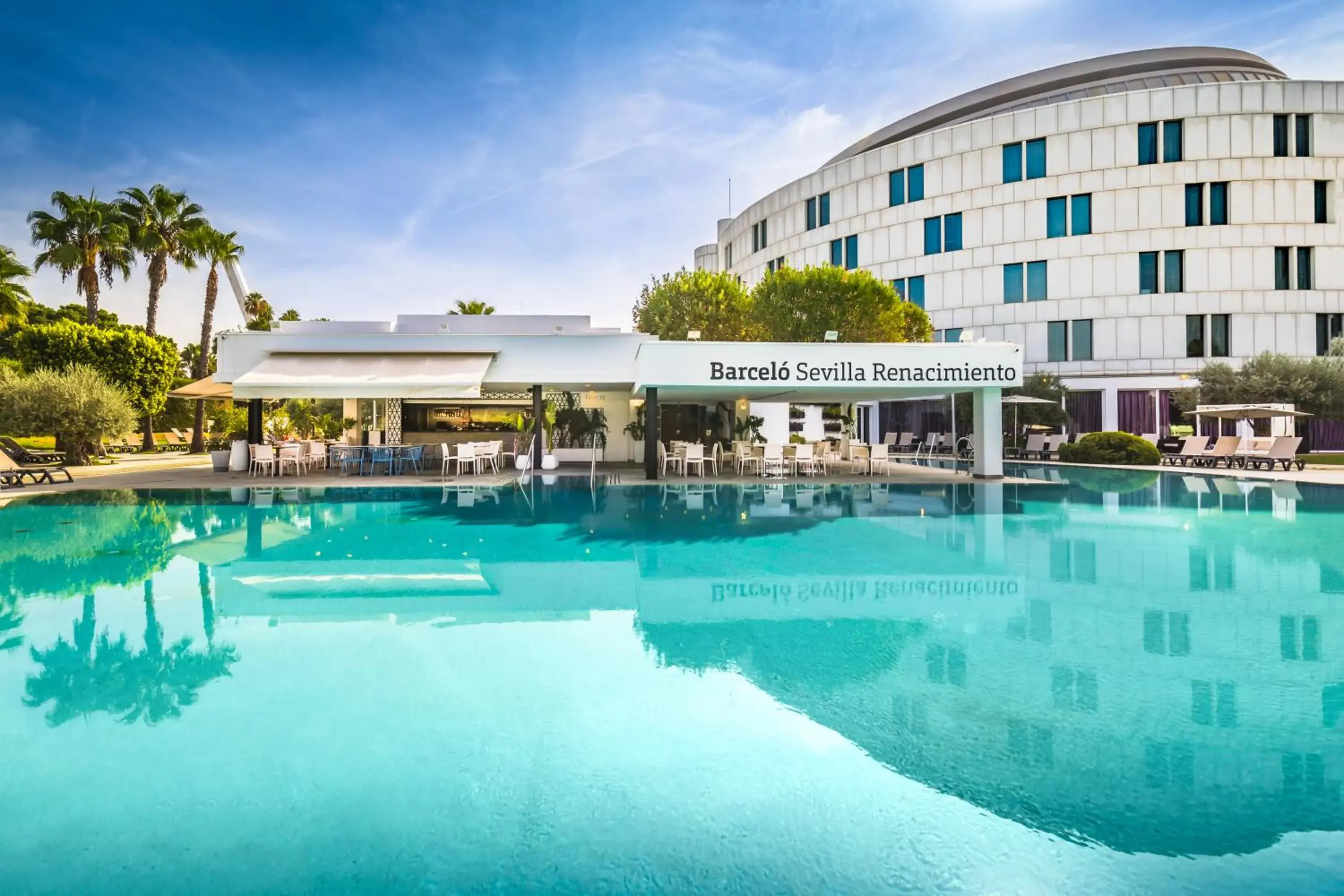 Swimming pool in Barceló Sevilla Renacimiento Swimming pool in Barceló Sevilla Renacimiento