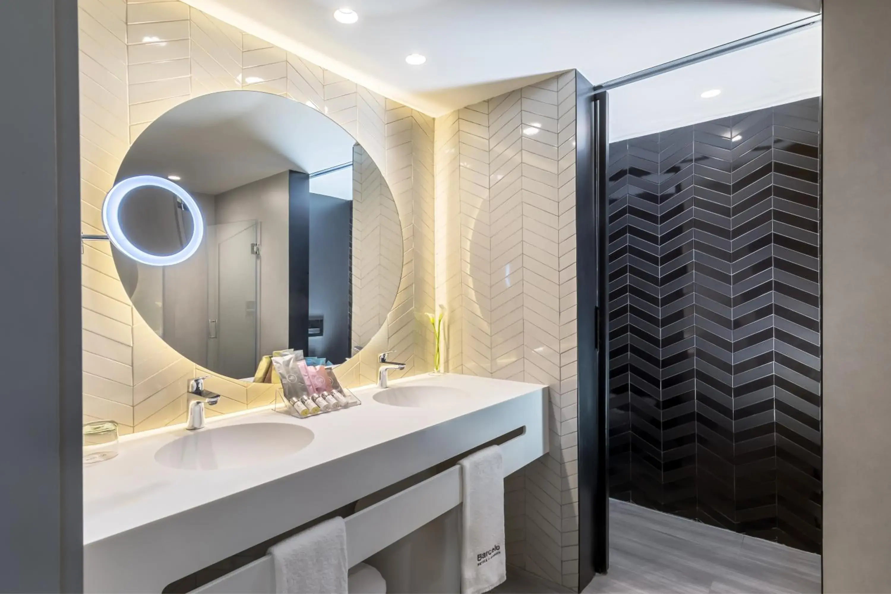 Premium Family Room (2 Adults + 1 Child) in Barceló Sevilla Renacimiento Premium Family Room (2 Adults + 1 Child) in Barceló Sevilla Renacimiento