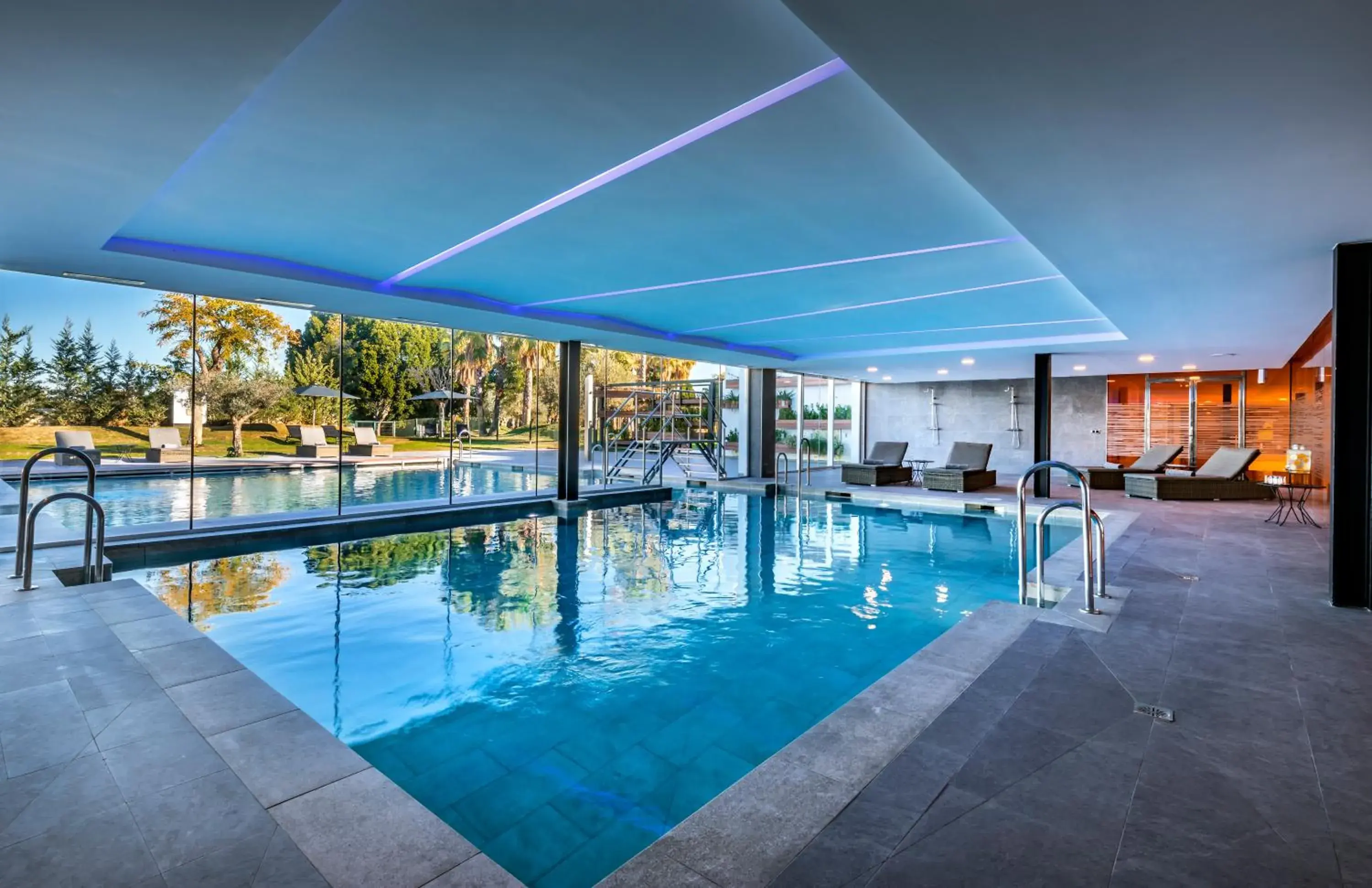 Swimming pool in Barceló Sevilla Renacimiento Swimming pool in Barceló Sevilla Renacimiento