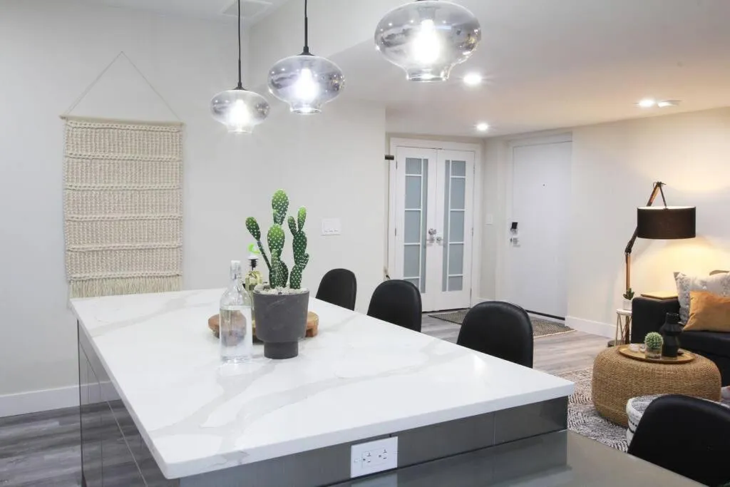 Dining area in Executive Bsmt Suite, King Bed, 5 min to DT & Whyte Ave, Sleeps 6!