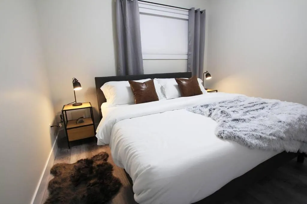 Bed in Executive Bsmt Suite, King Bed, 5 min to DT & Whyte Ave, Sleeps 6!