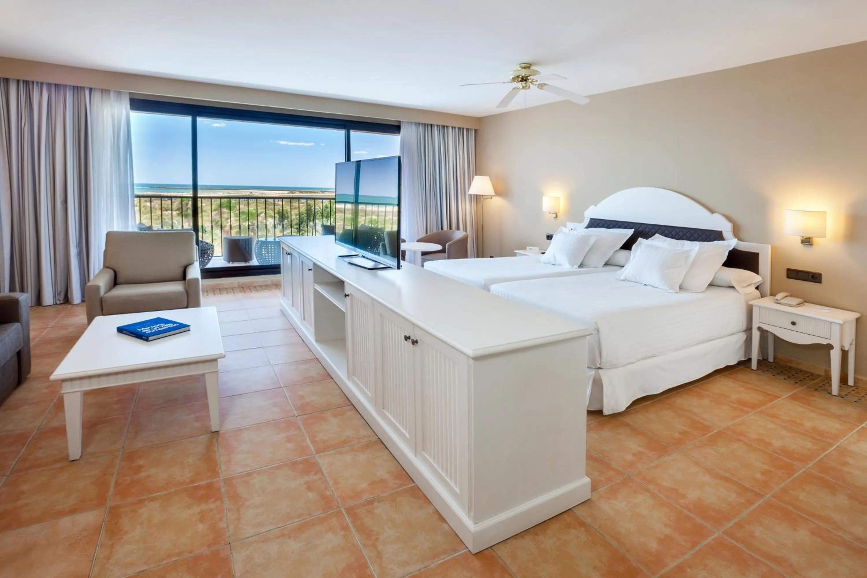 Photo of the whole room, Bed in Occidental Isla Cristina