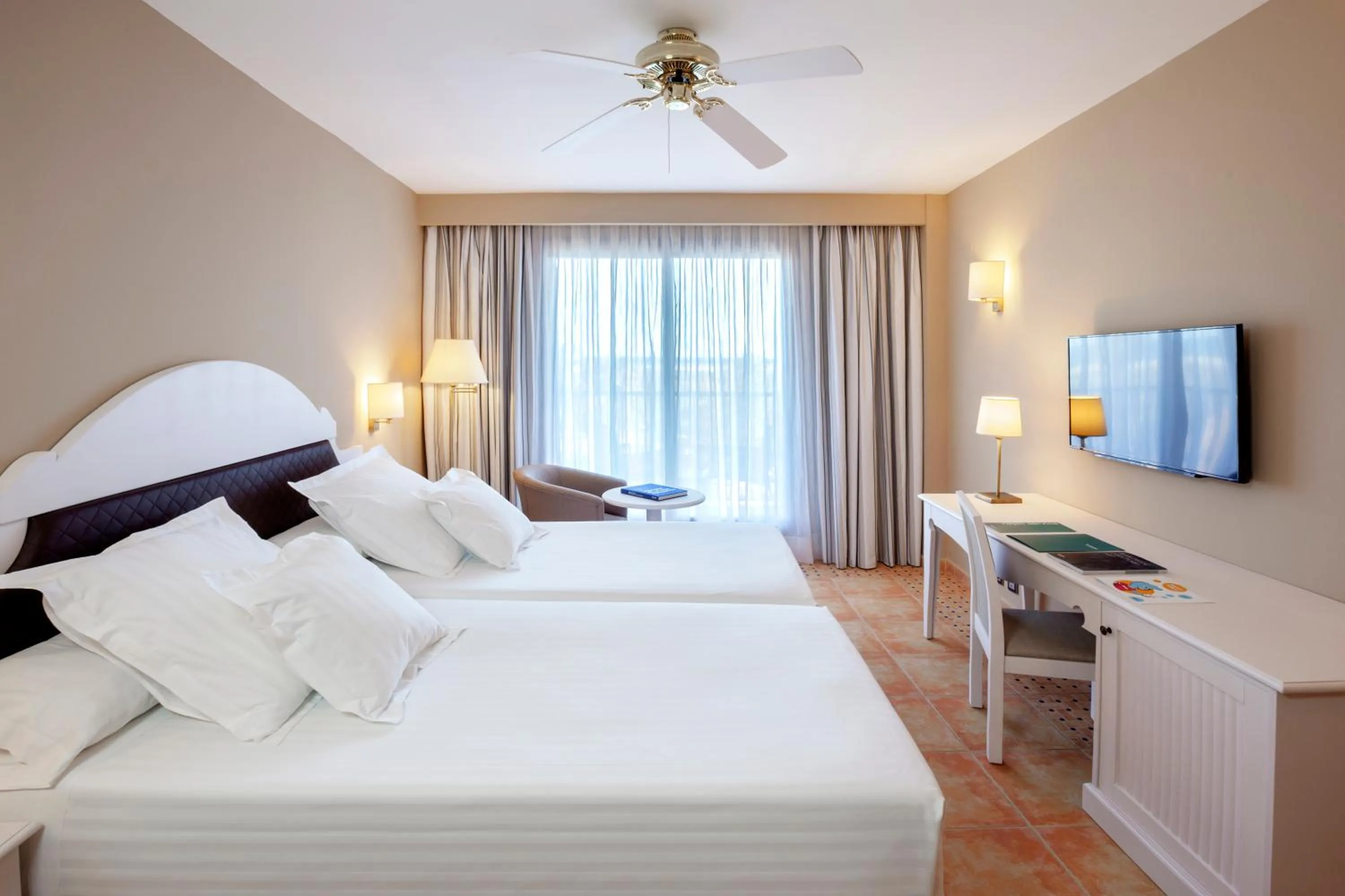 Photo of the whole room, Bed in Occidental Isla Cristina