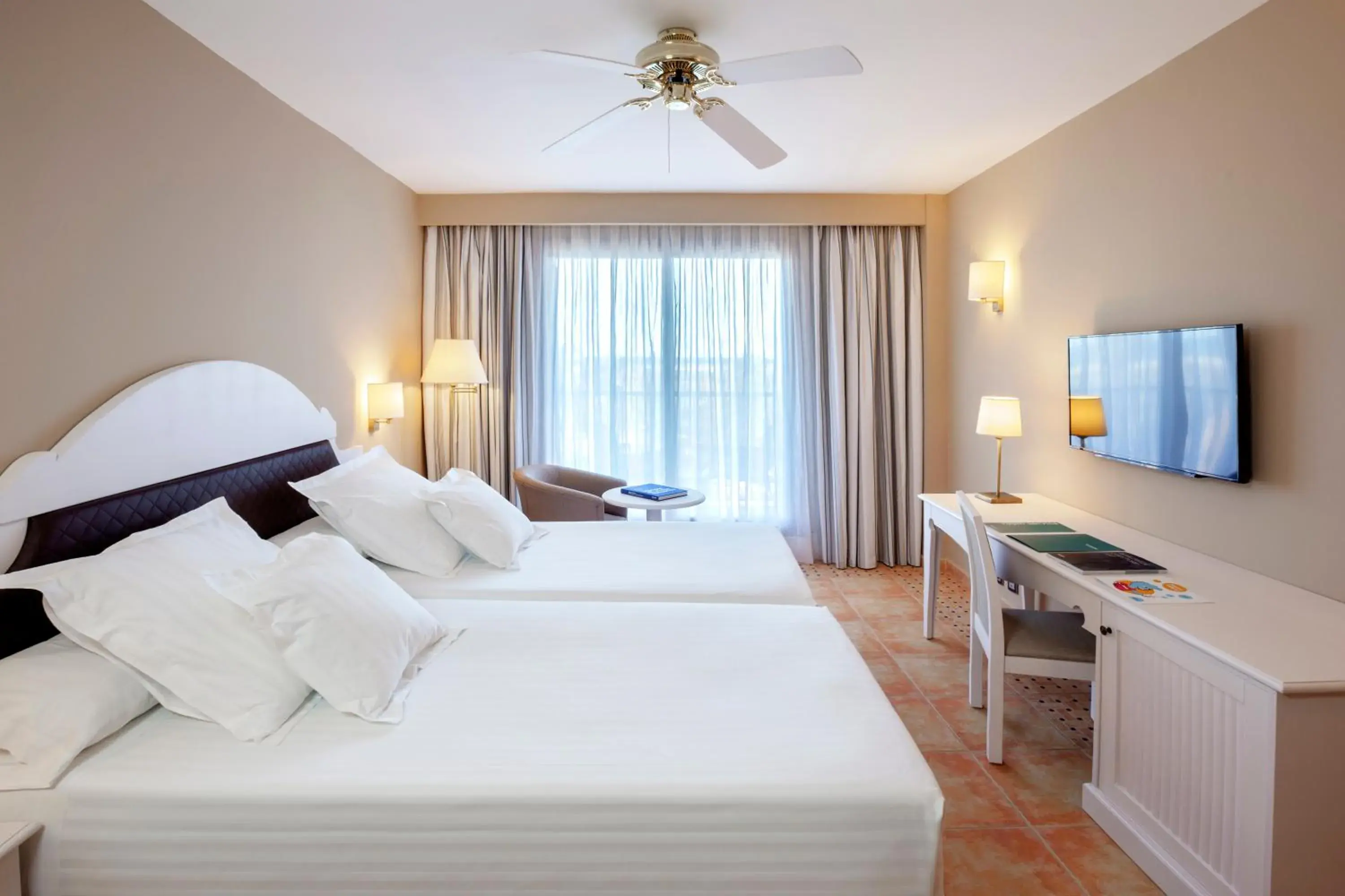 Photo of the whole room, Bed in Occidental Isla Cristina Photo of the whole room, Bed in Occidental Isla Cristina