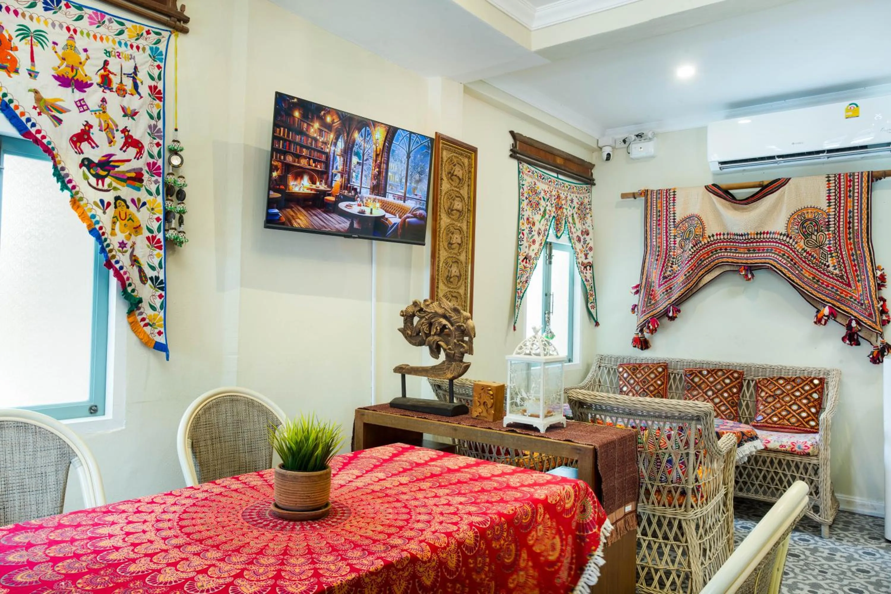 Communal lounge/ TV room in Pran At Kumuang Boutique House