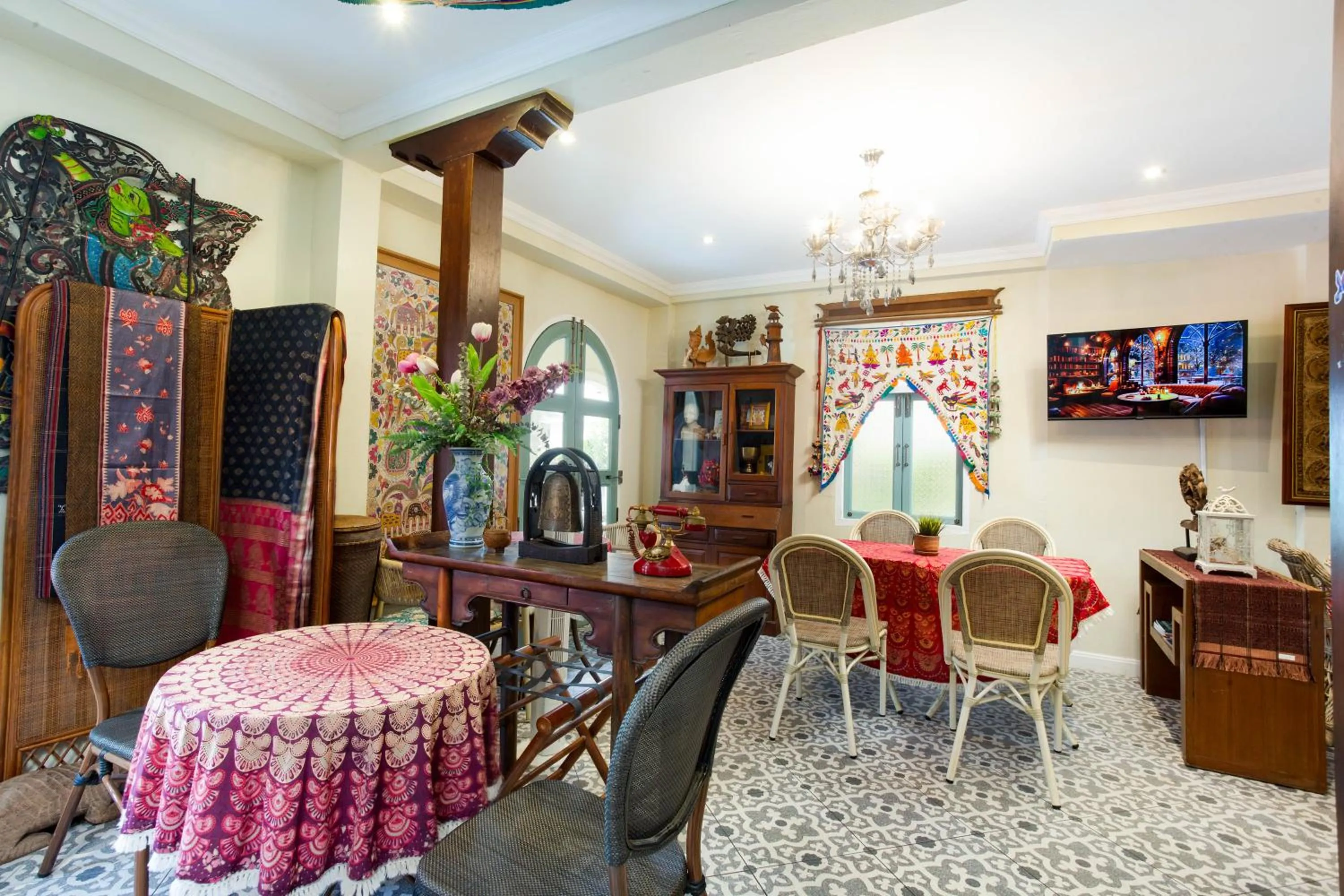 Restaurant/places to eat in Pran At Kumuang Boutique House