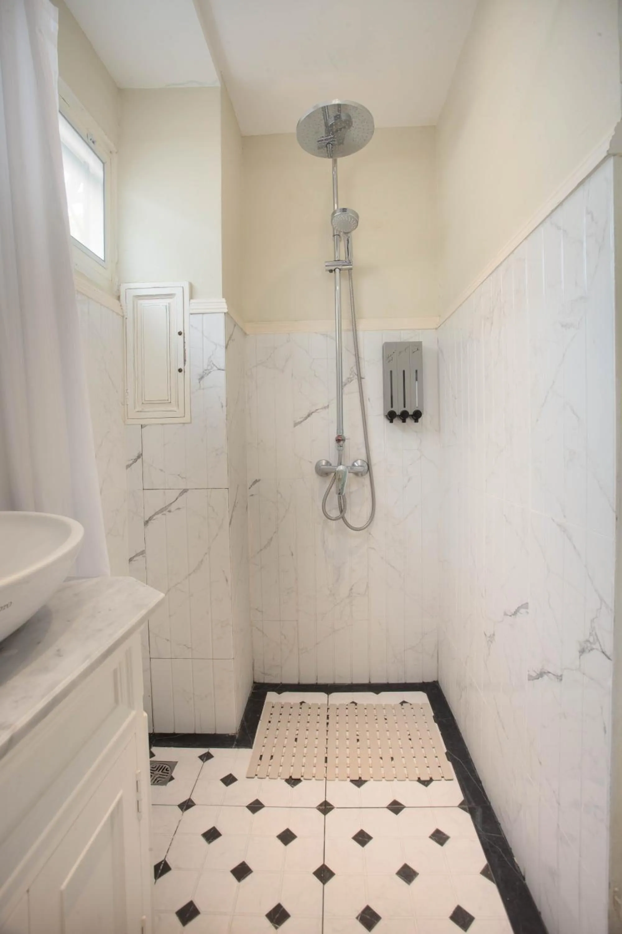 Shower in Pran At Kumuang Boutique House