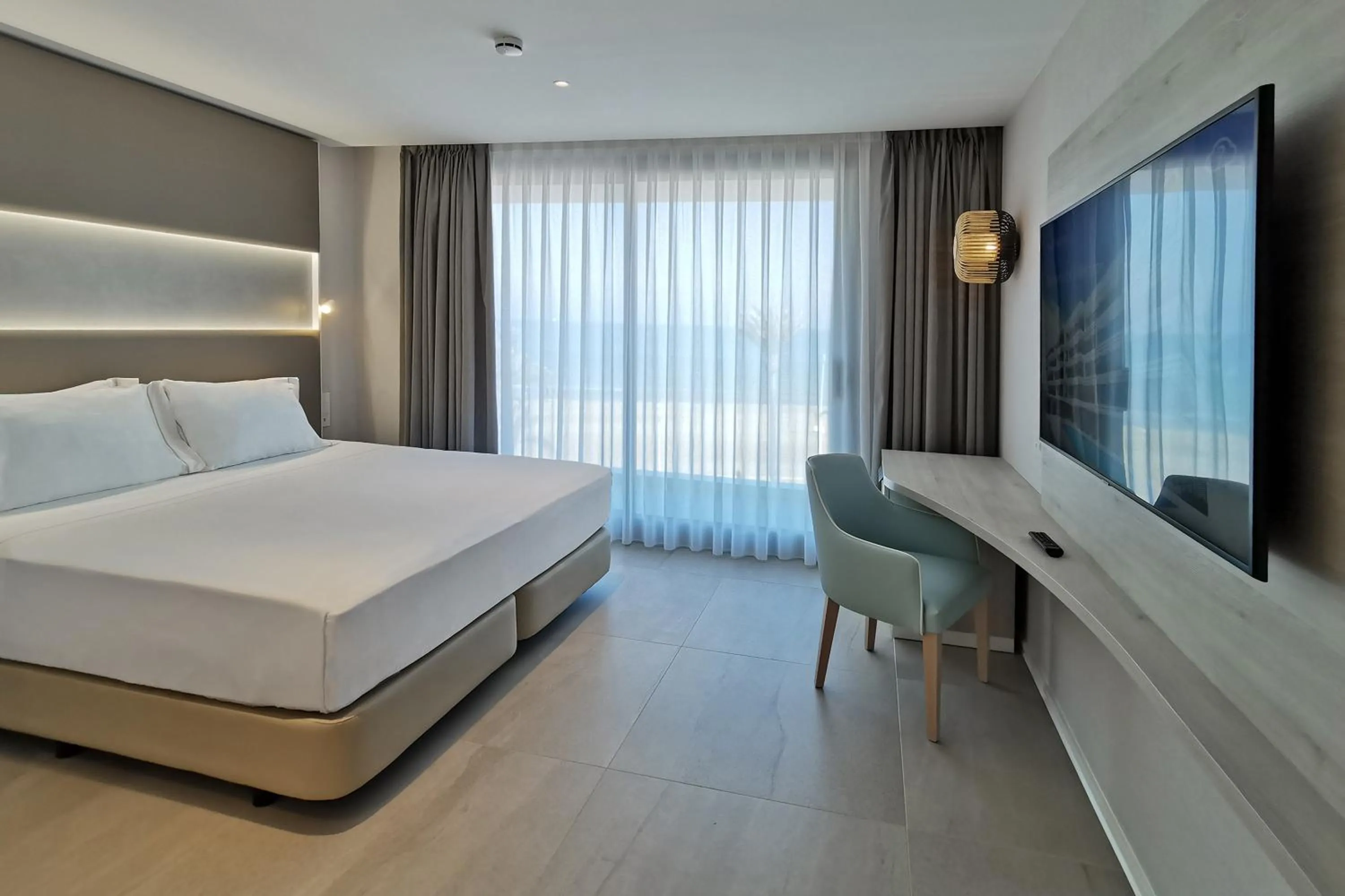 View (from property/room), Bed in Hotel & Spa Castillo de Peñíscola 4* Sup