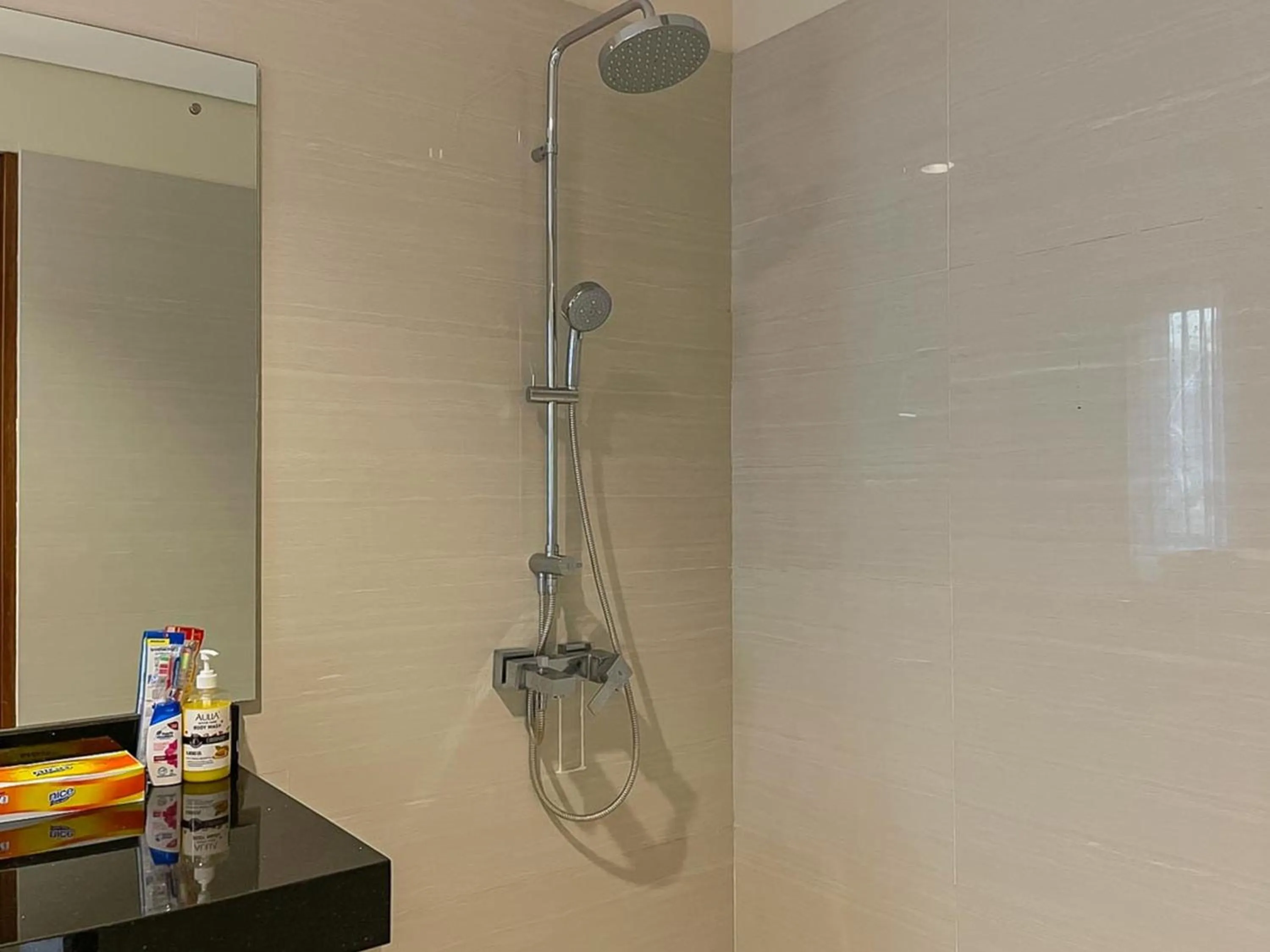 Shower in Merbau Luxurious Villa Senggigi by The Lavana - 5 Bedroom Villa