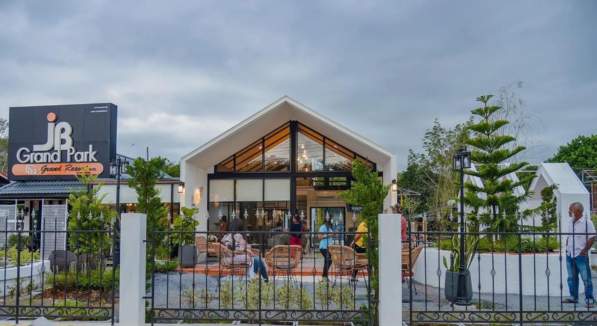 Restaurant/places to eat in JB Grand Resort