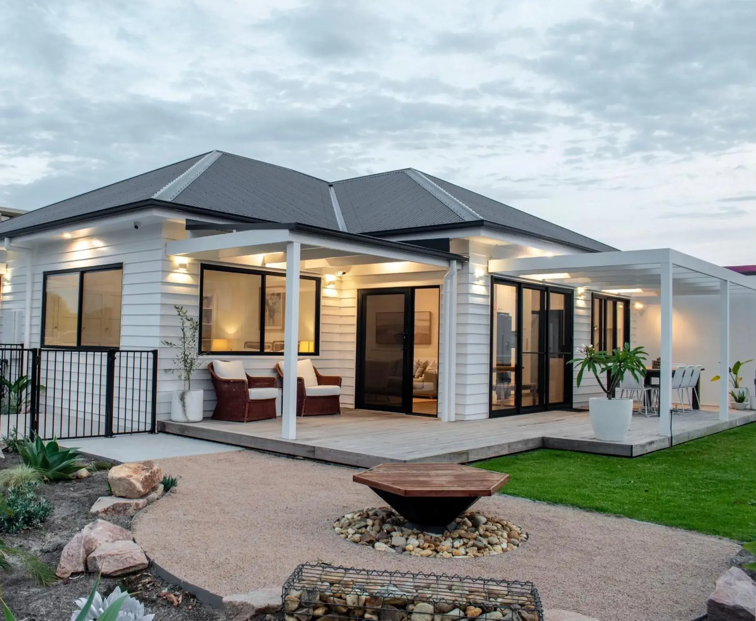 Two-Bedroom Apartment in Skipper’s Lakes Entrance *Waterfront* Two-Bedroom Apartment in Skipper’s Lakes Entrance *Waterfront*