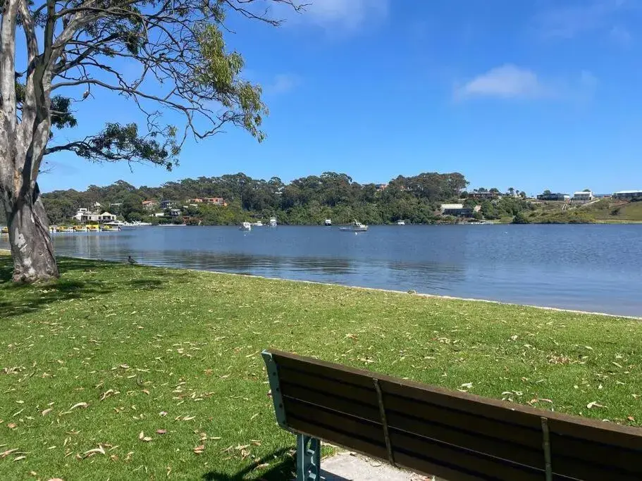 Two-Bedroom Apartment in Skipper’s Lakes Entrance *Waterfront* Two-Bedroom Apartment in Skipper’s Lakes Entrance *Waterfront*