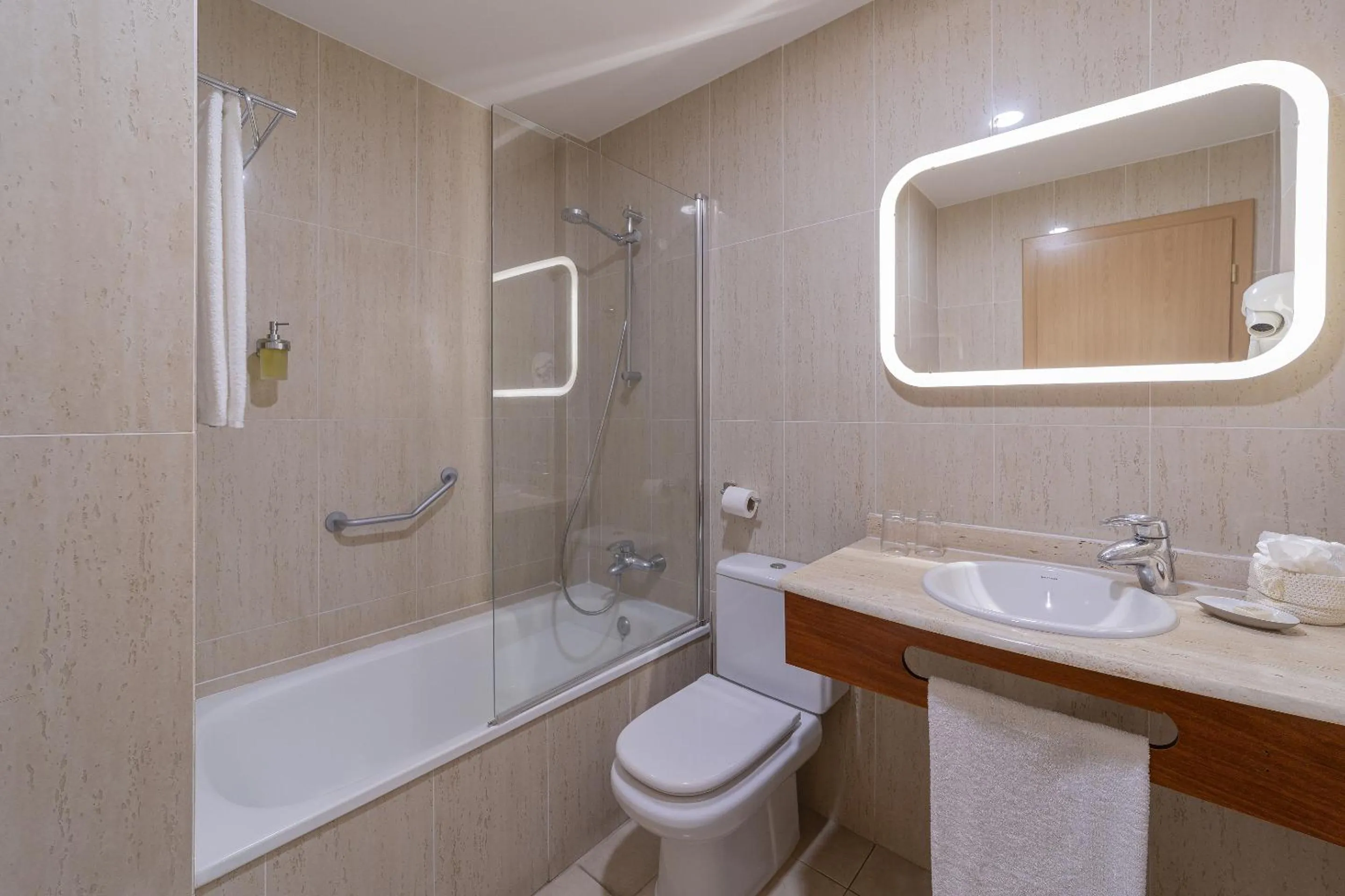 Bathroom in Hotel Benahoare