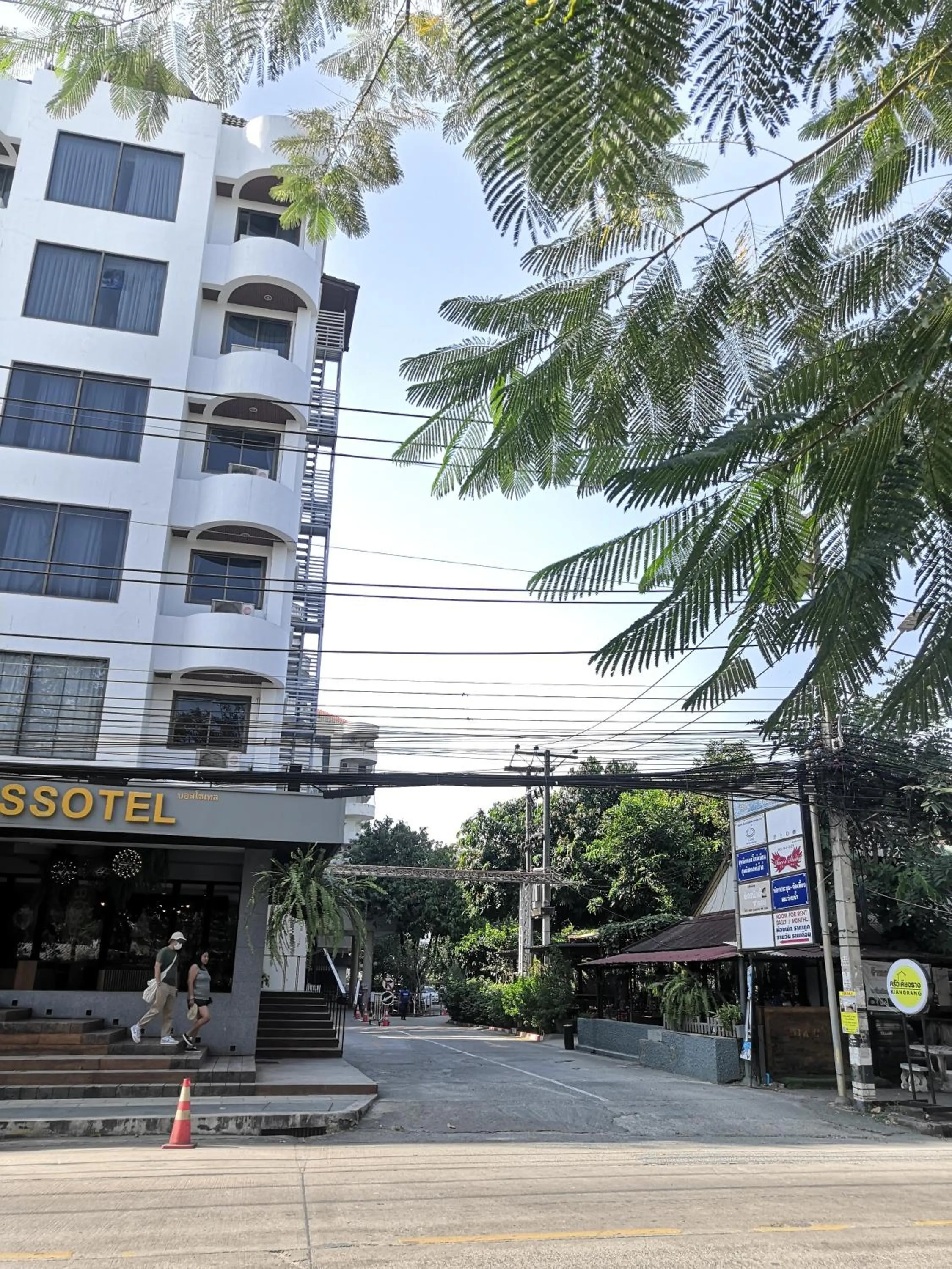 3 pool with condo opposite the train station, near old city and Nimman