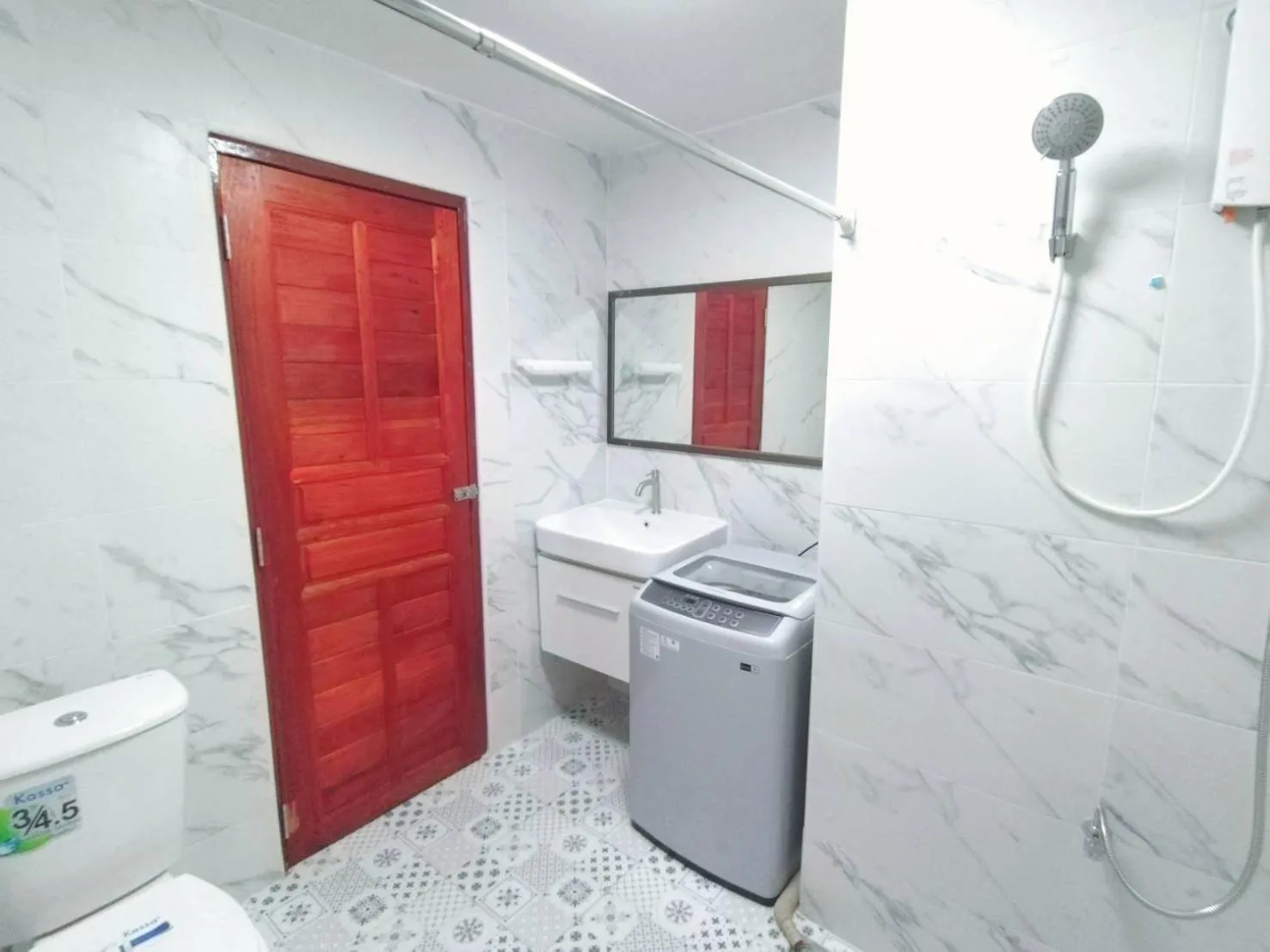 3 pool with condo opposite the train station, near old city and Nimman