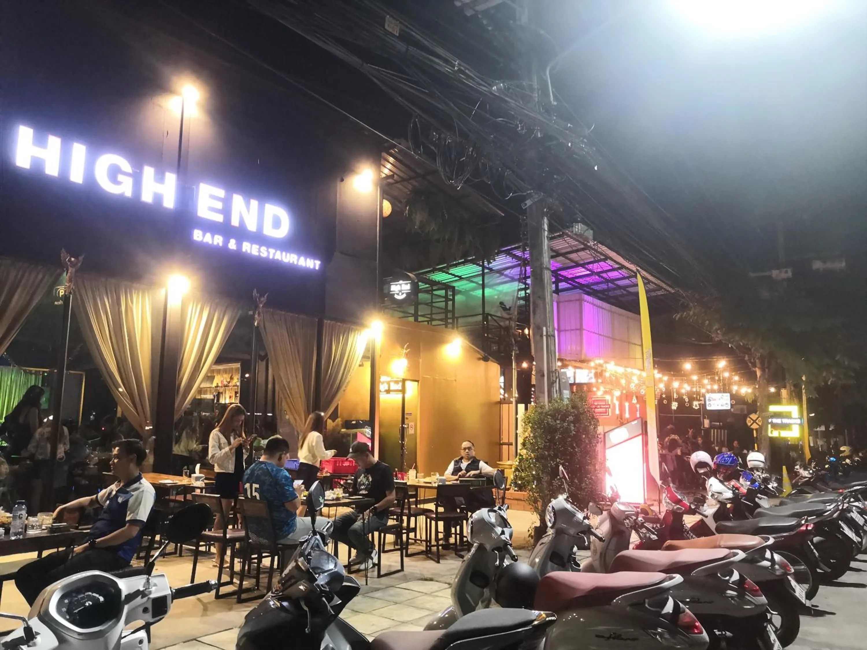 3 pool with condo opposite the train station, near old city and Nimman