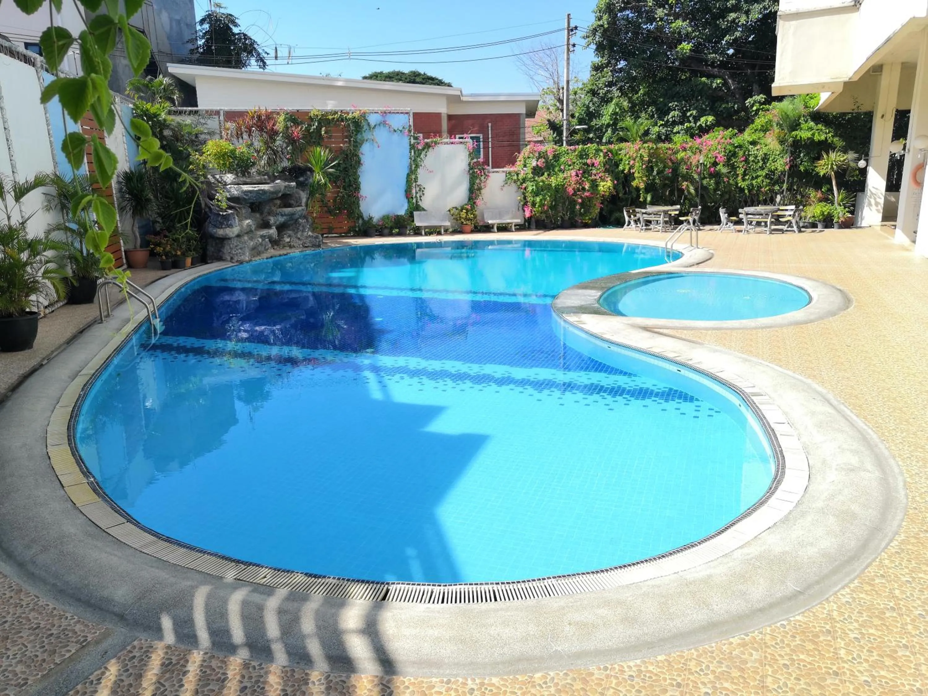 3 pool with condo opposite the train station, near old city and Nimman