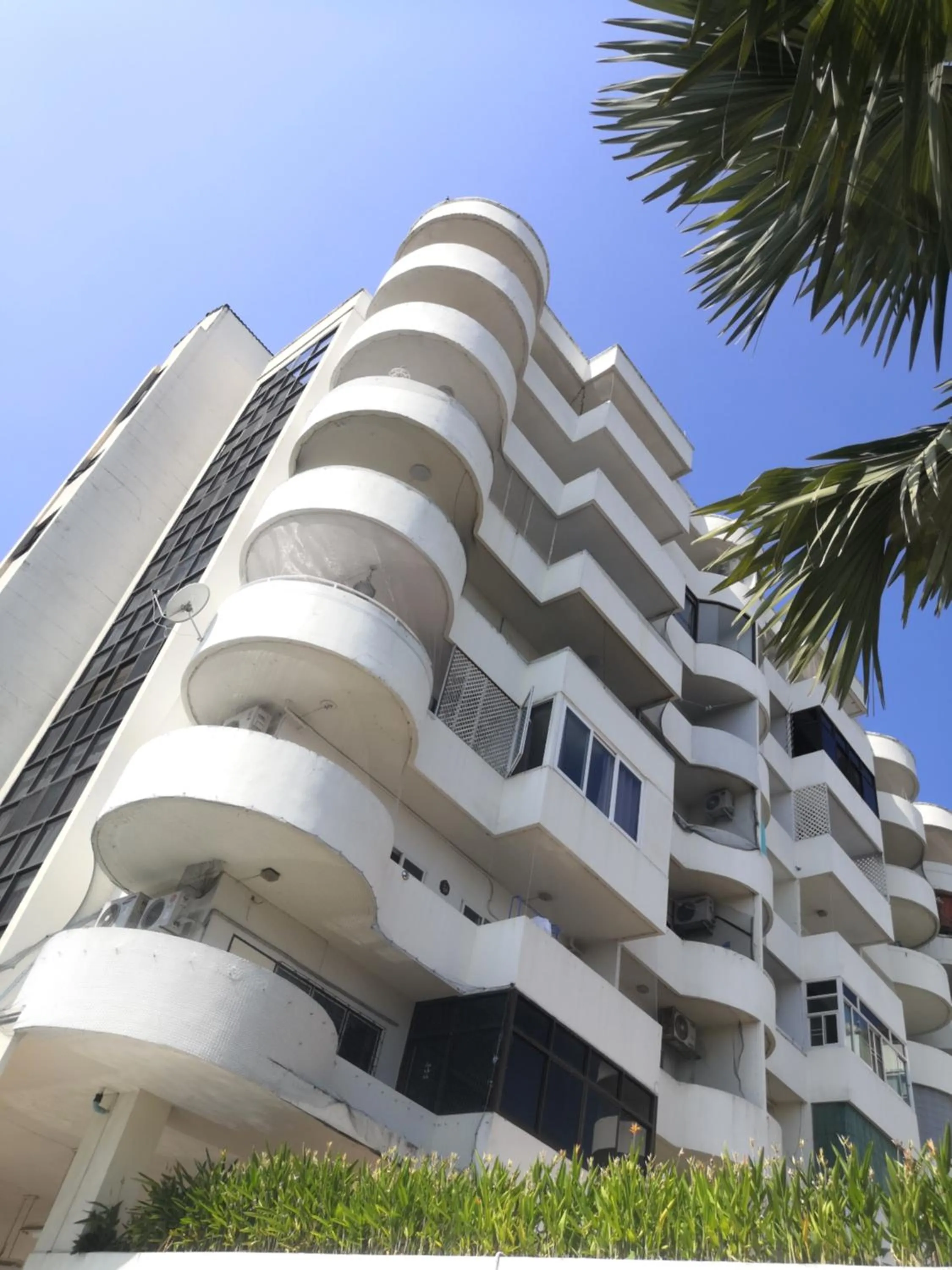 3 pool with condo opposite the train station, near old city and Nimman