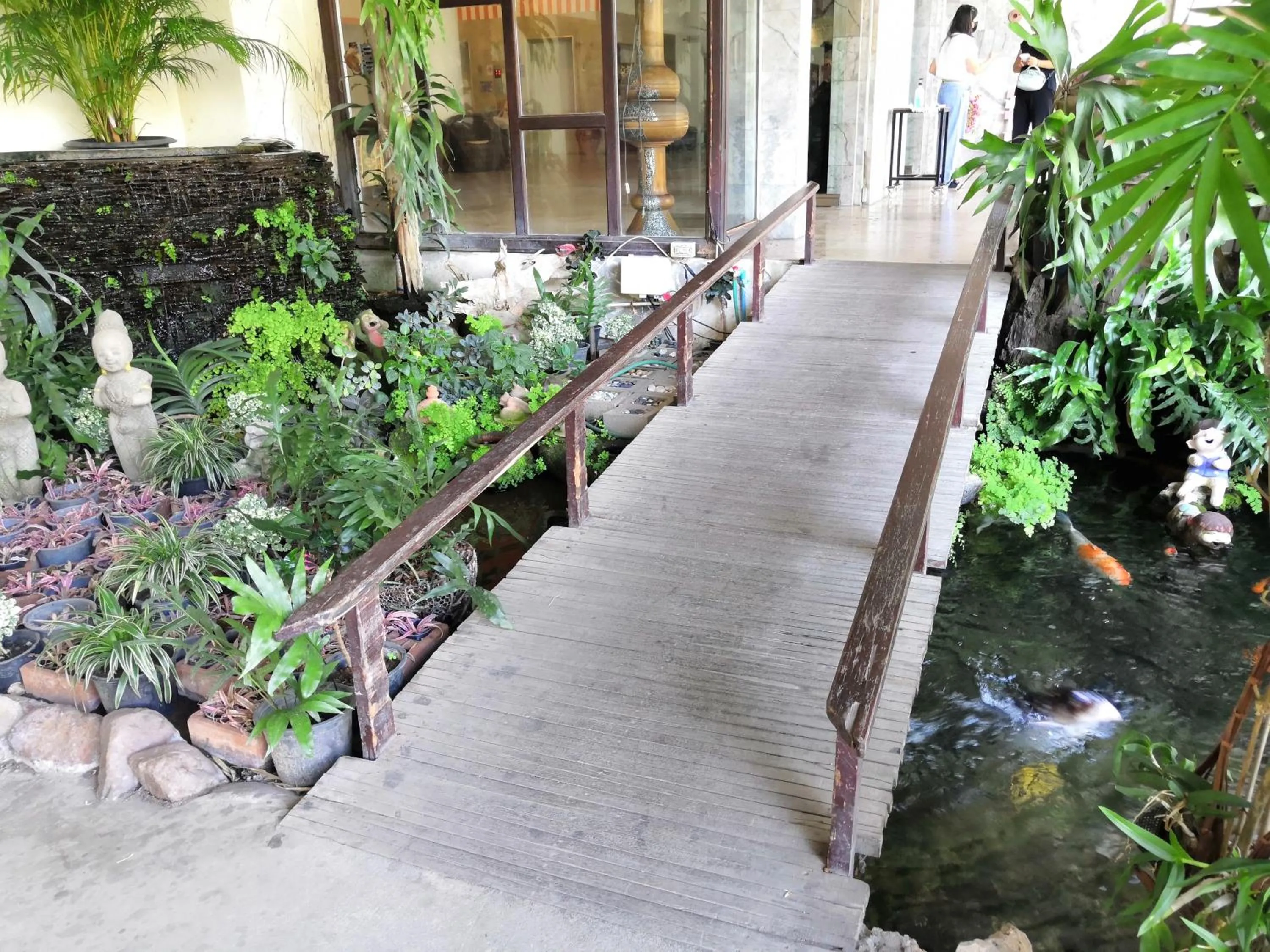 3 pool with condo opposite the train station, near old city and Nimman