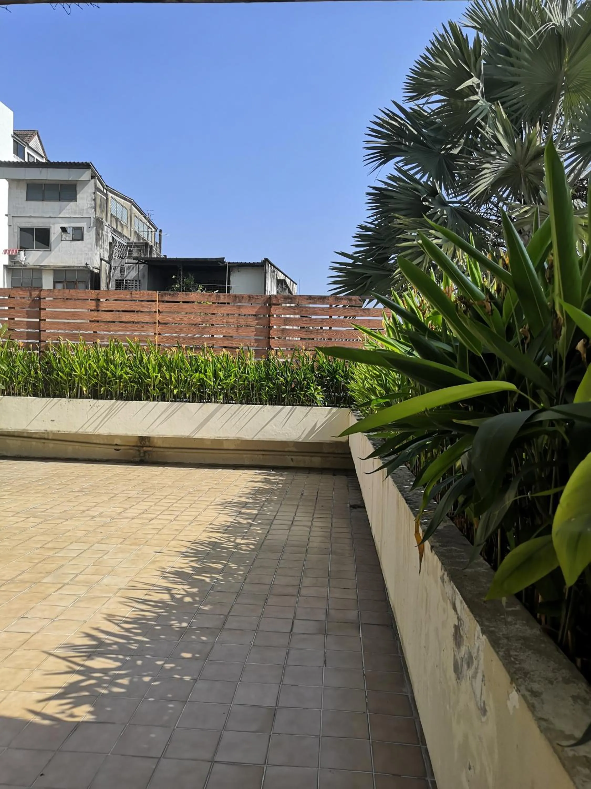 3 pool with condo opposite the train station, near old city and Nimman
