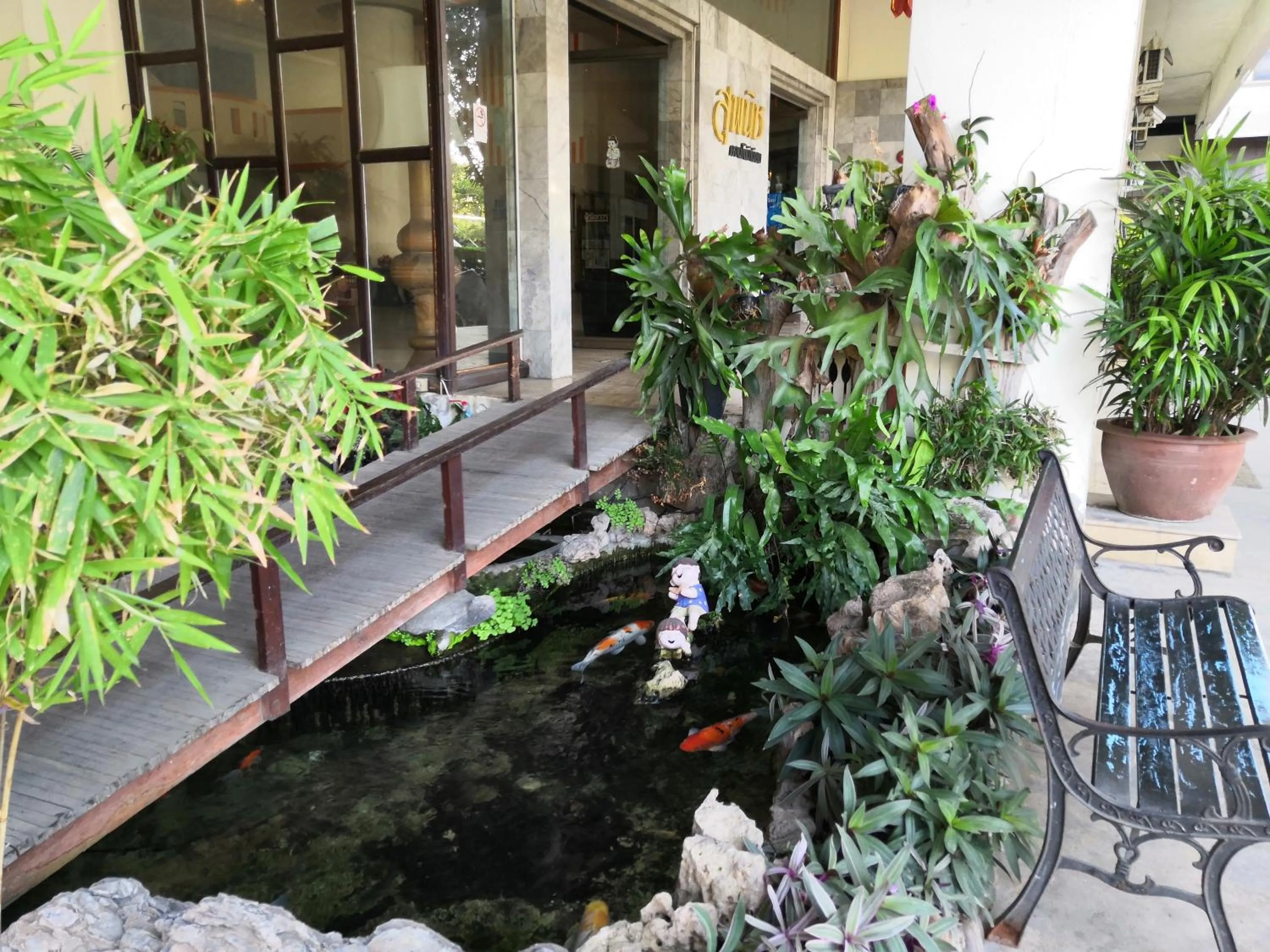 3 pool with condo opposite the train station, near old city and Nimman