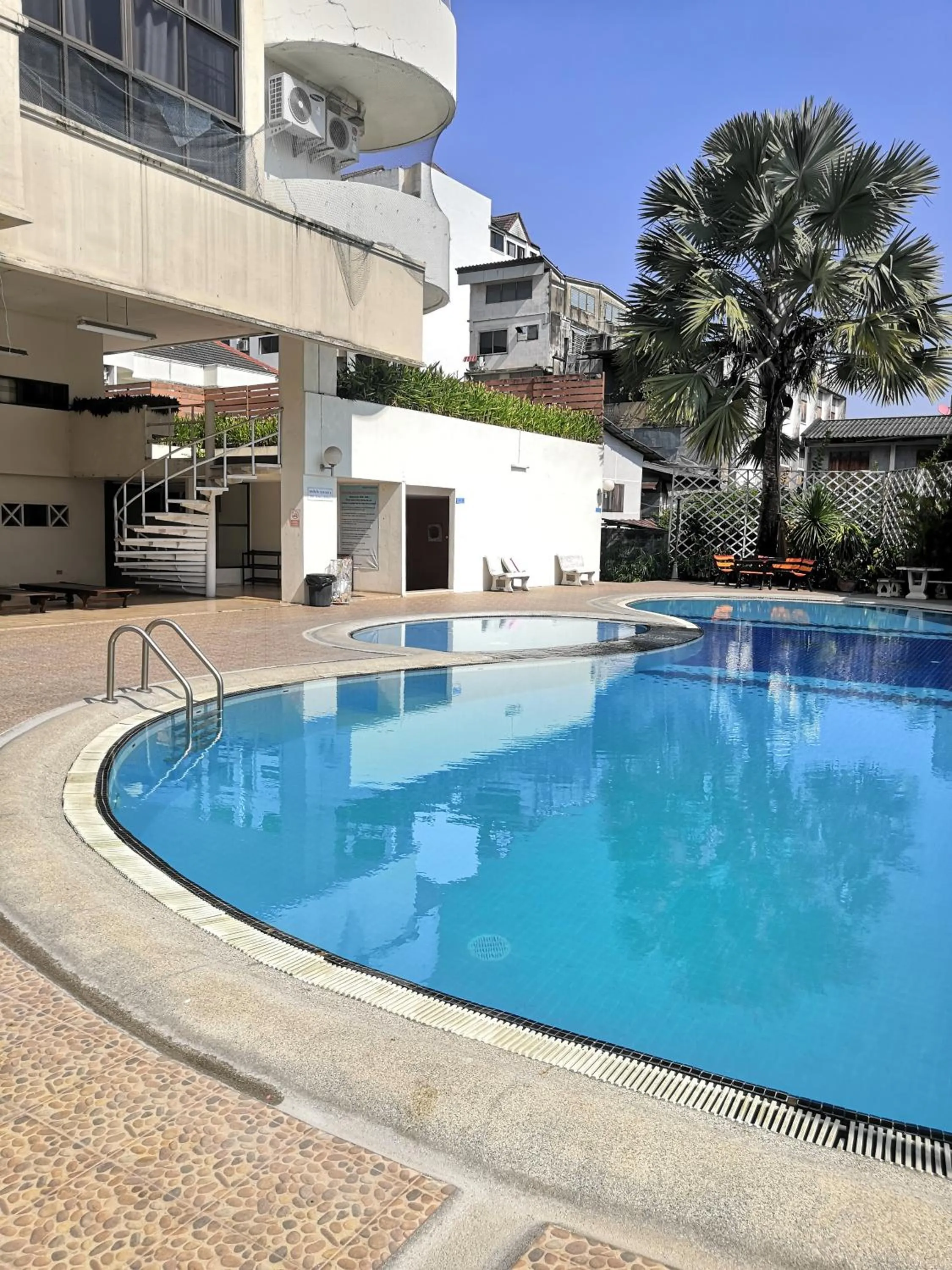 3 pool with condo opposite the train station, near old city and Nimman