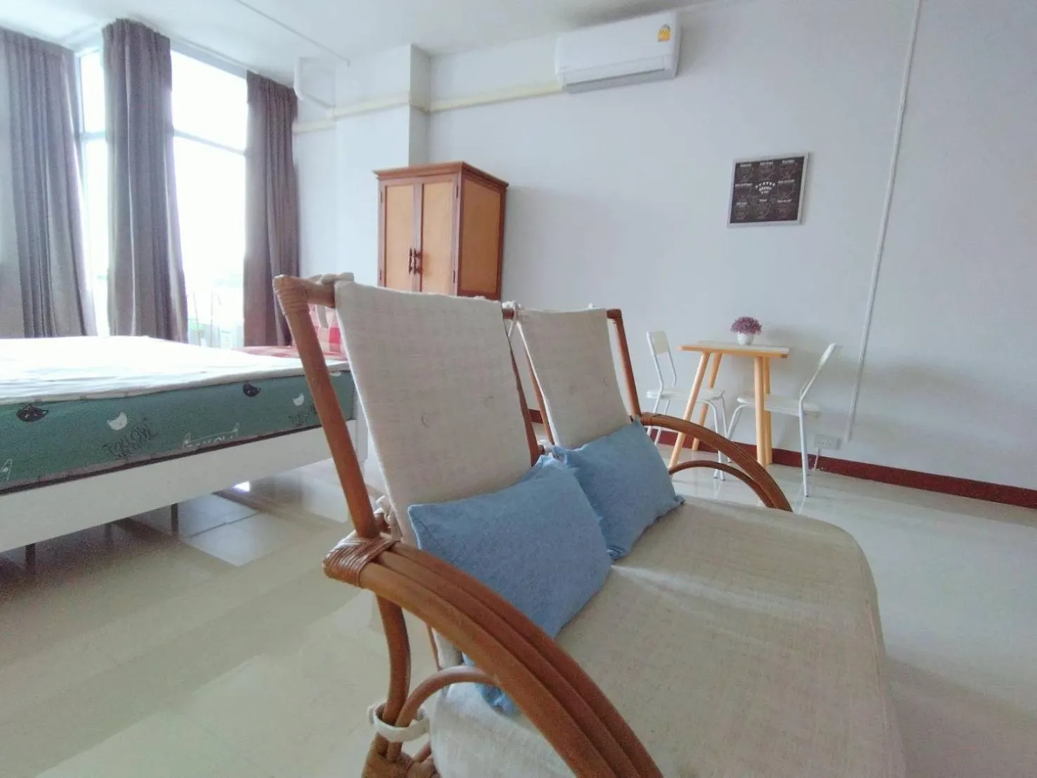 Bed in 3 pool with condo opposite the train station, near old city and Nimman