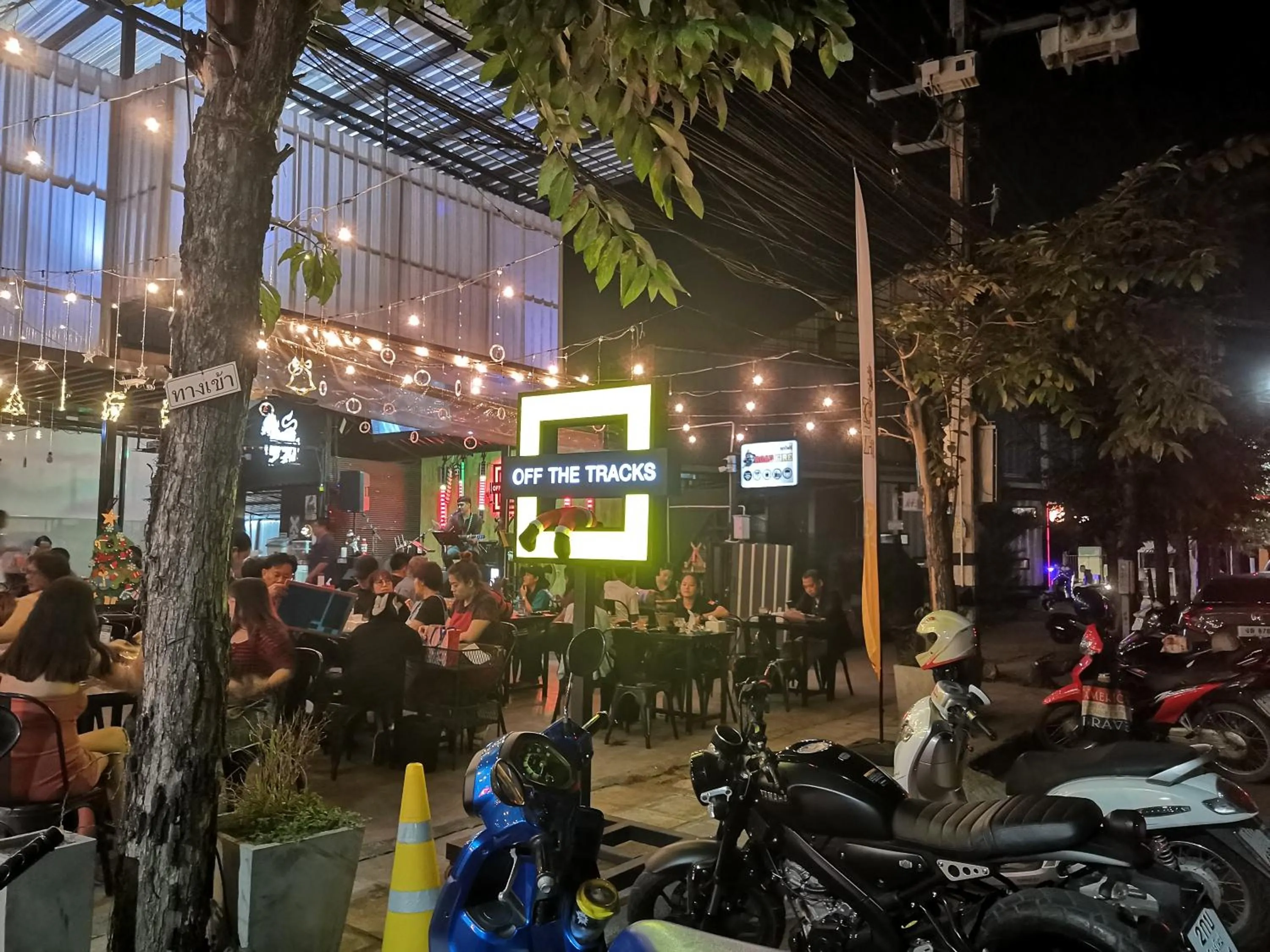 3 pool with condo opposite the train station, near old city and Nimman