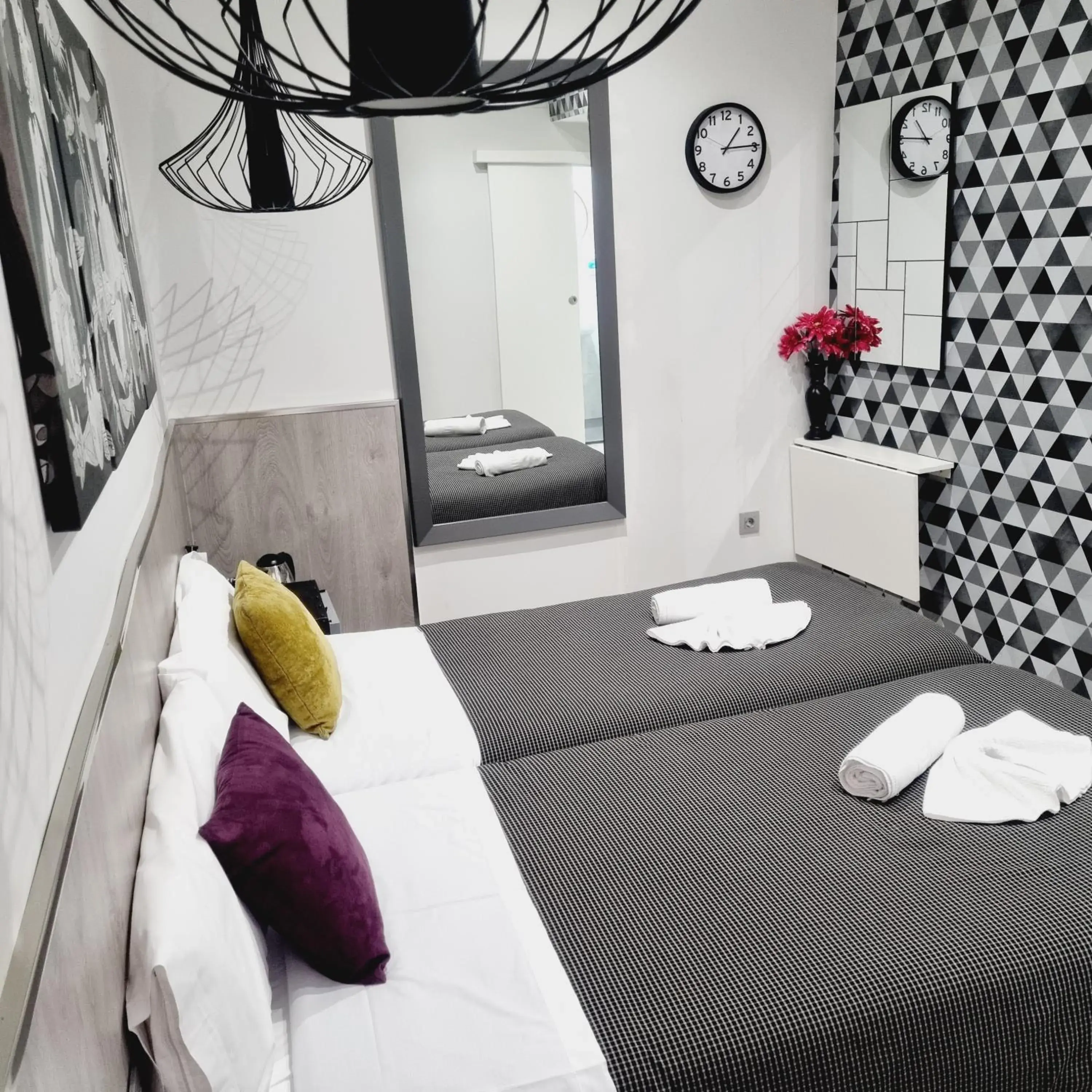 Twin Room in Hostal Lauria Twin Room in Hostal Lauria