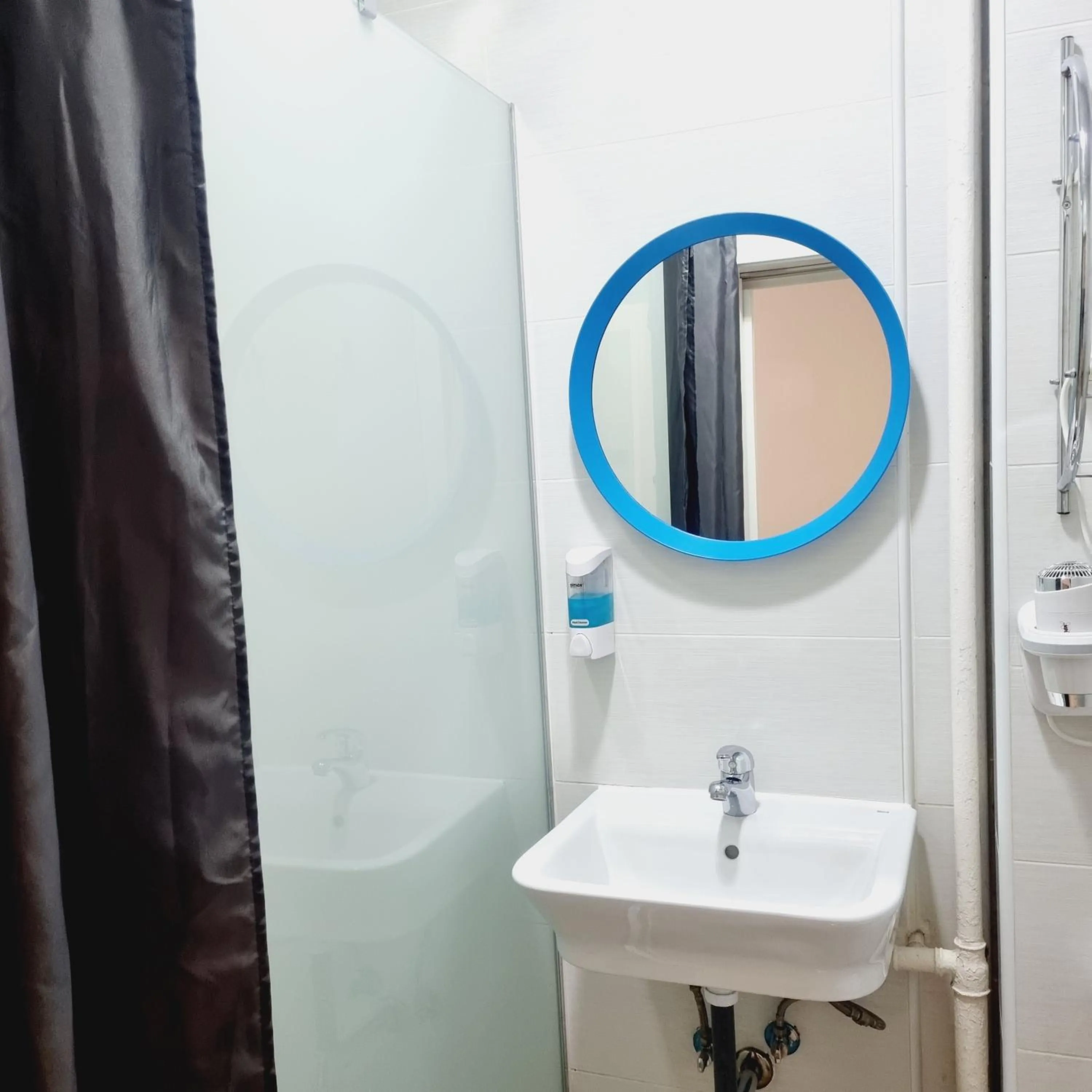 Shower in Hostal Lauria