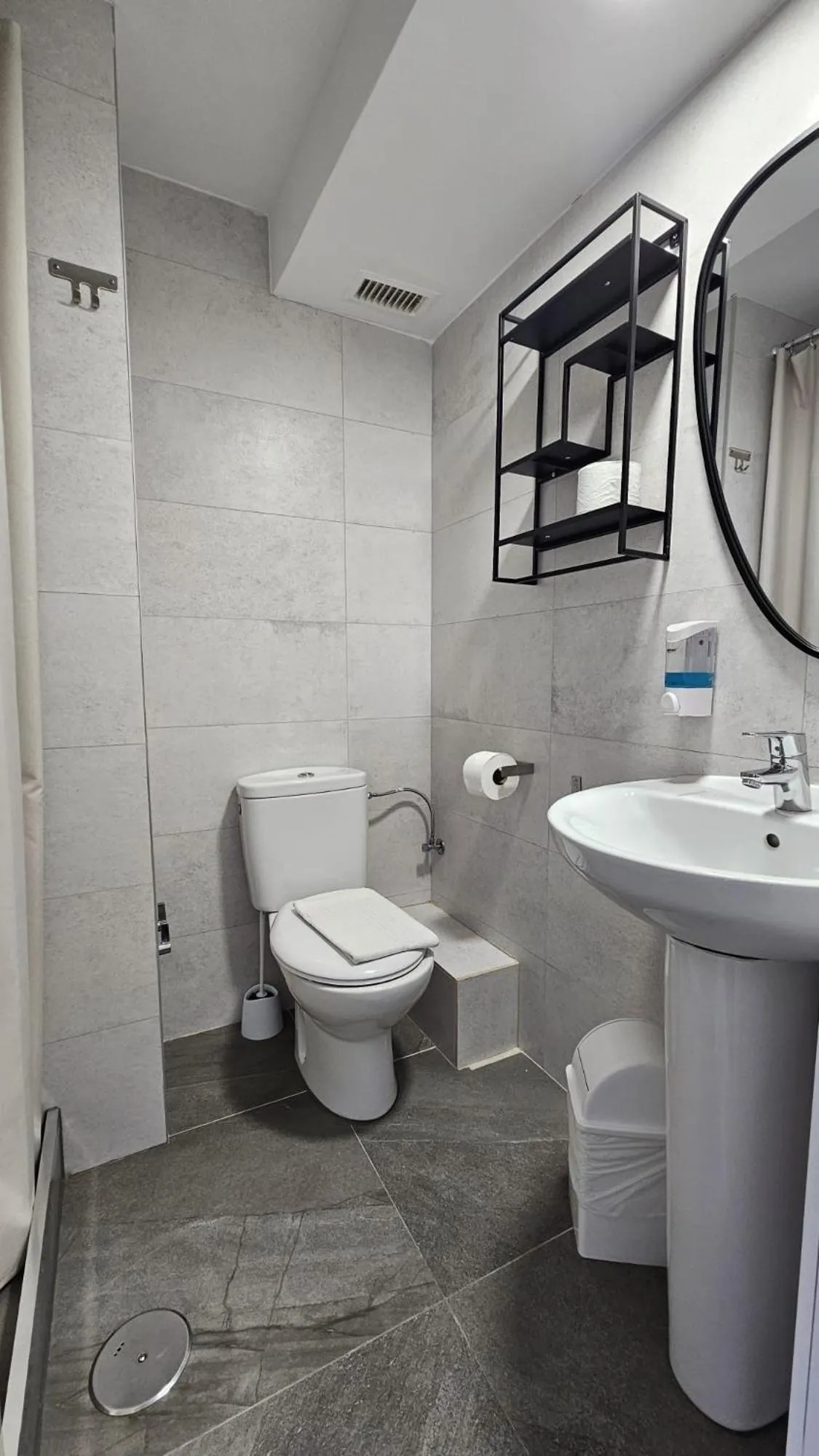 Shower in Hostal Lauria