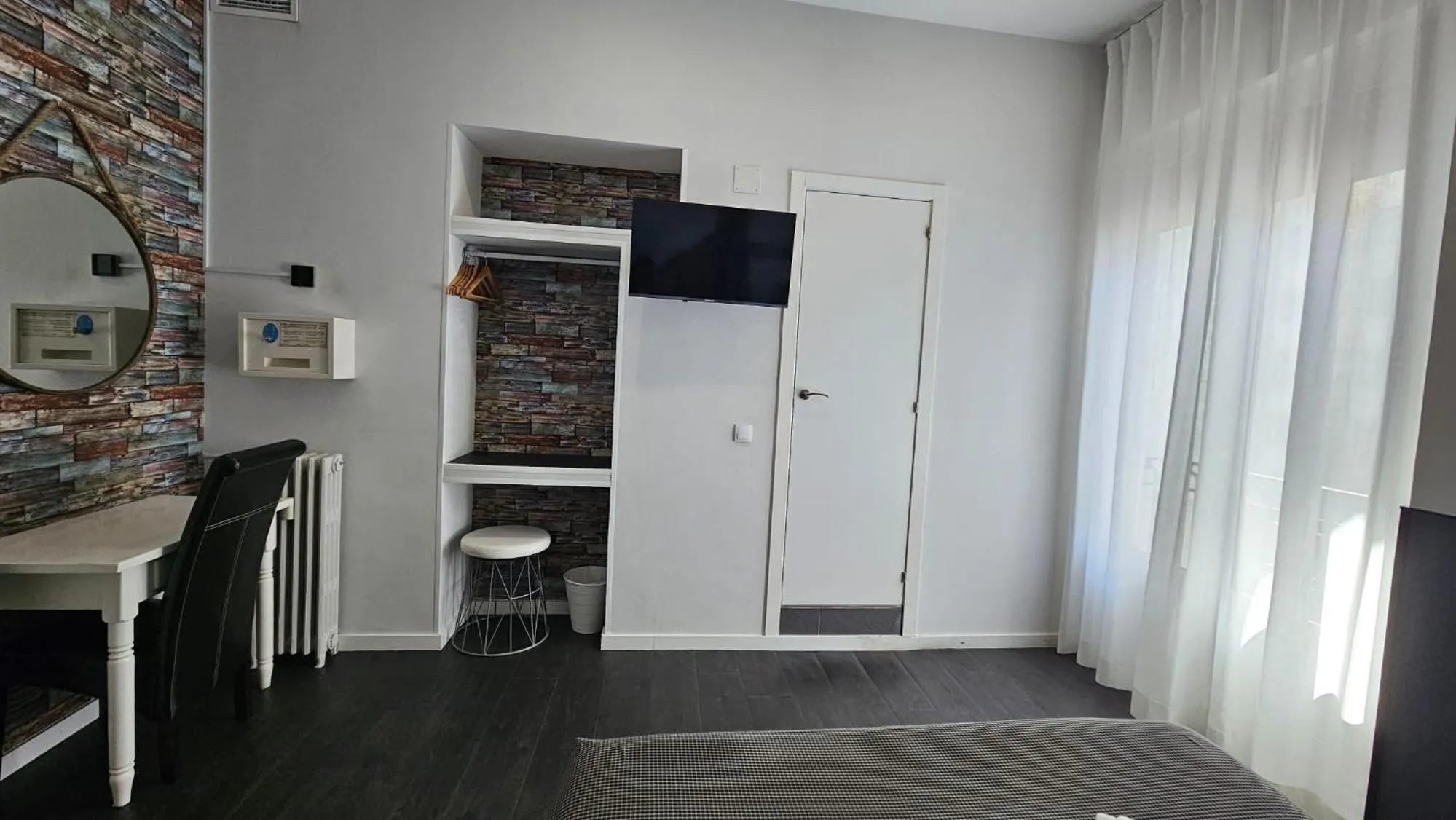 TV and multimedia in Hostal Lauria