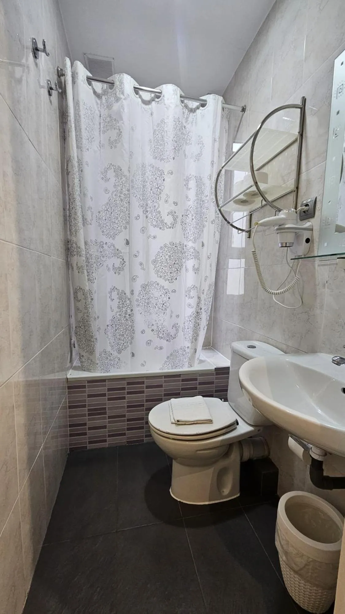 Bathroom in Hostal Lauria