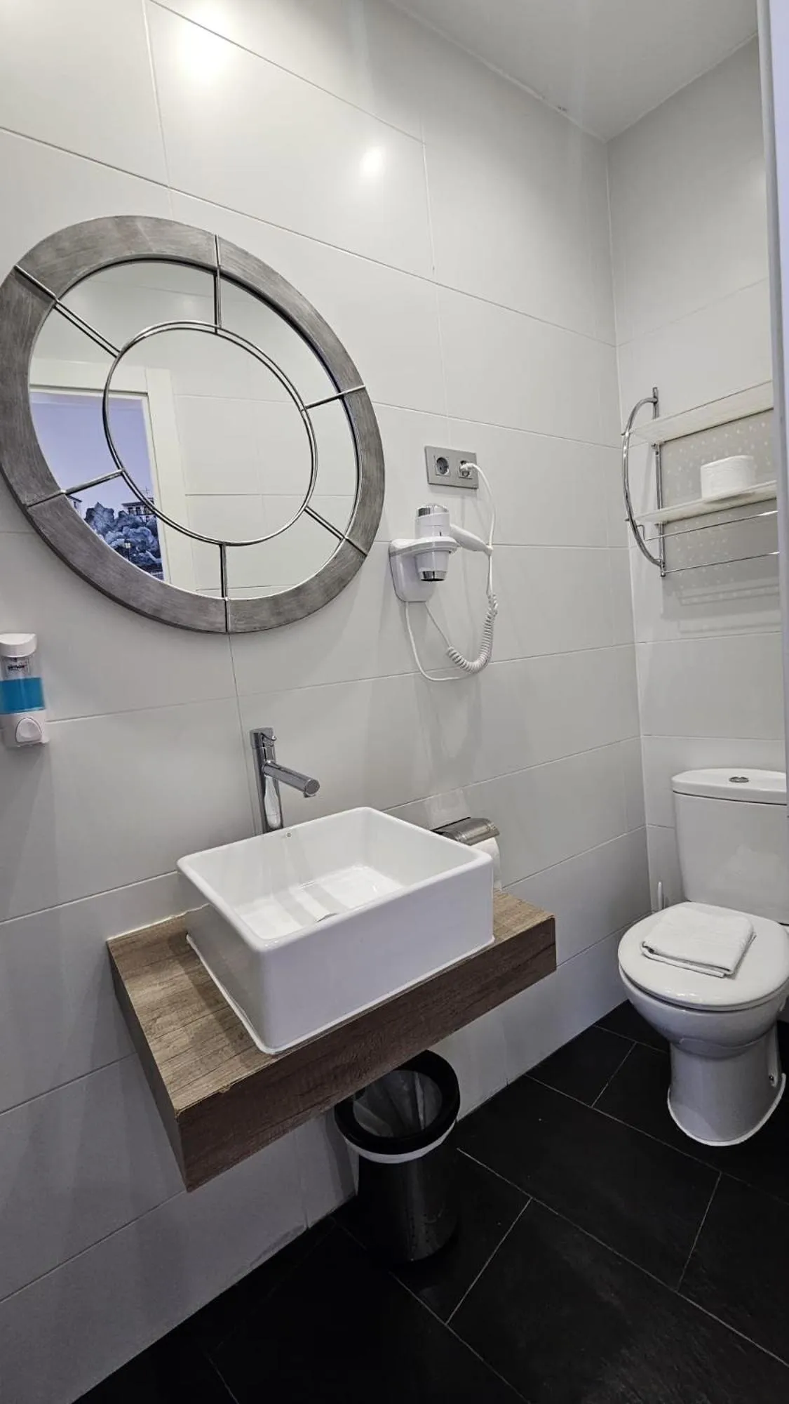 Shower in Hostal Lauria