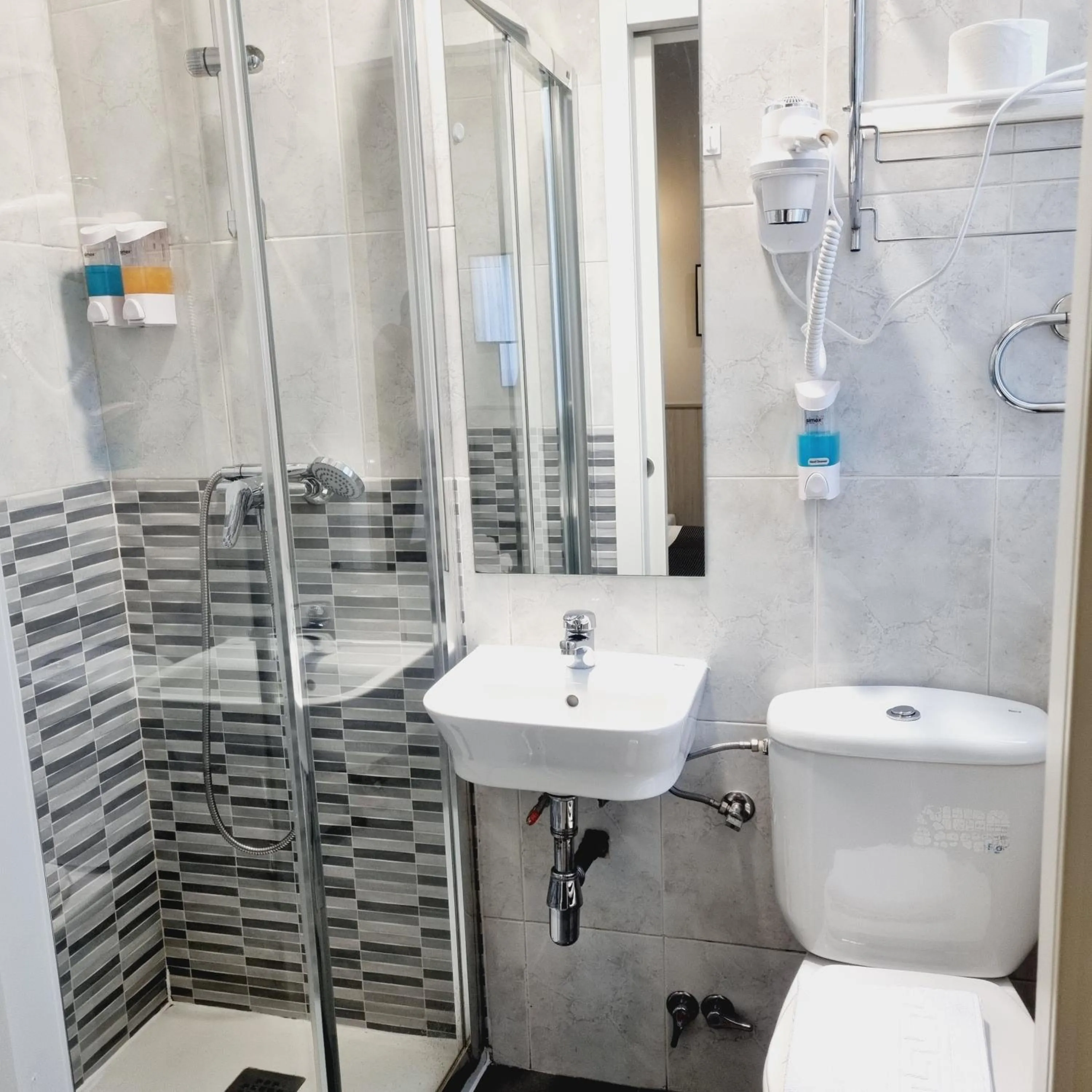 Shower in Hostal Lauria