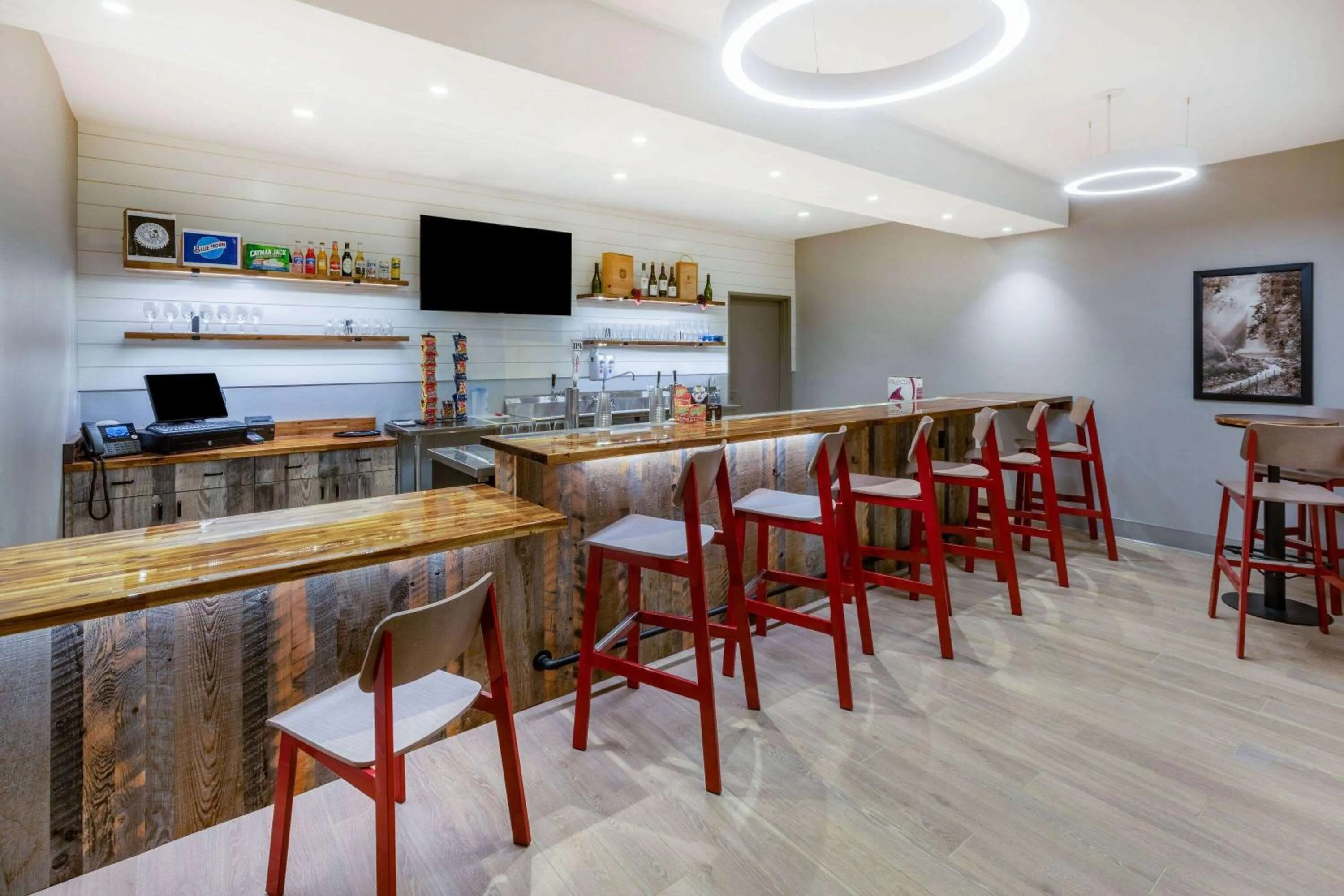 Lounge or bar in AmericInn by Wyndham Mountain Home