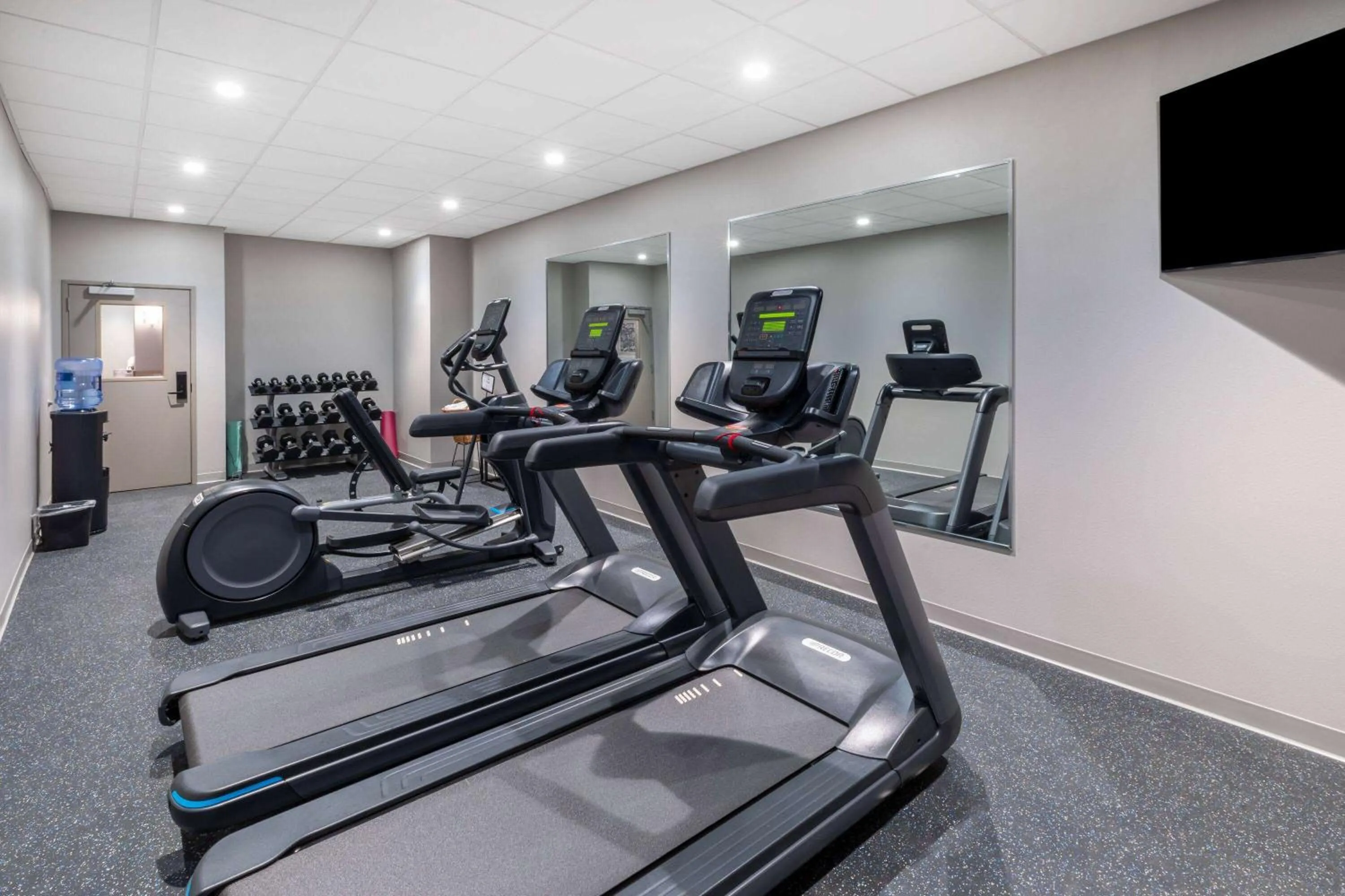 Fitness centre/facilities in AmericInn by Wyndham Mountain Home