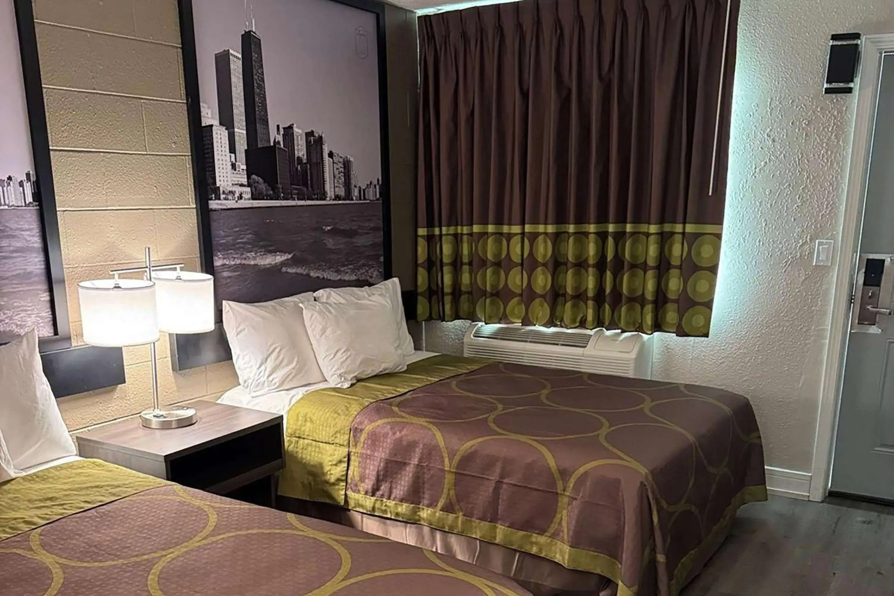 Photo of the whole room, Bed in Super 8 by Wyndham Rockford South Photo of the whole room, Bed in Super 8 by Wyndham Rockford South