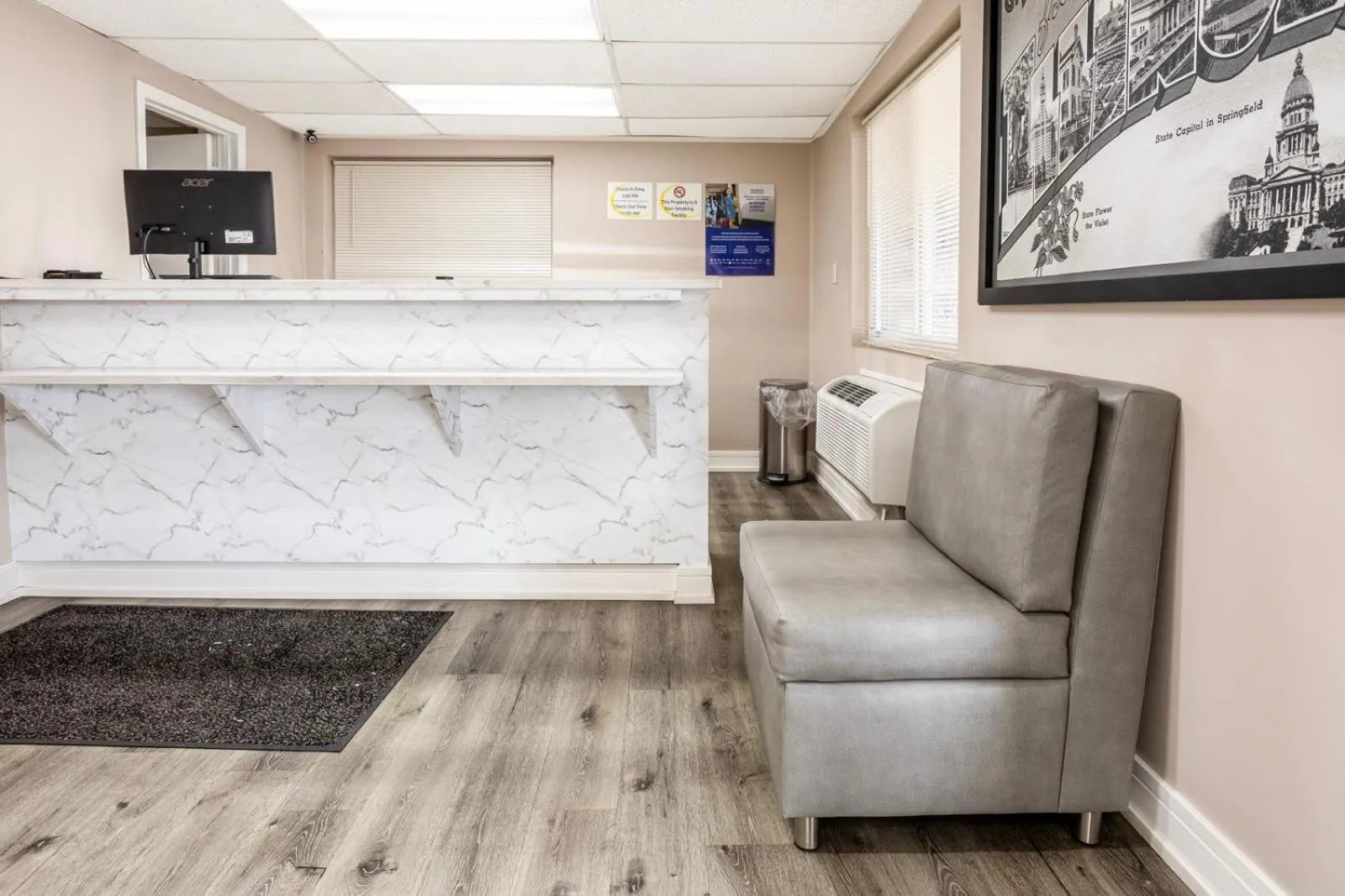 Lobby or reception in Super 8 by Wyndham Rockford South