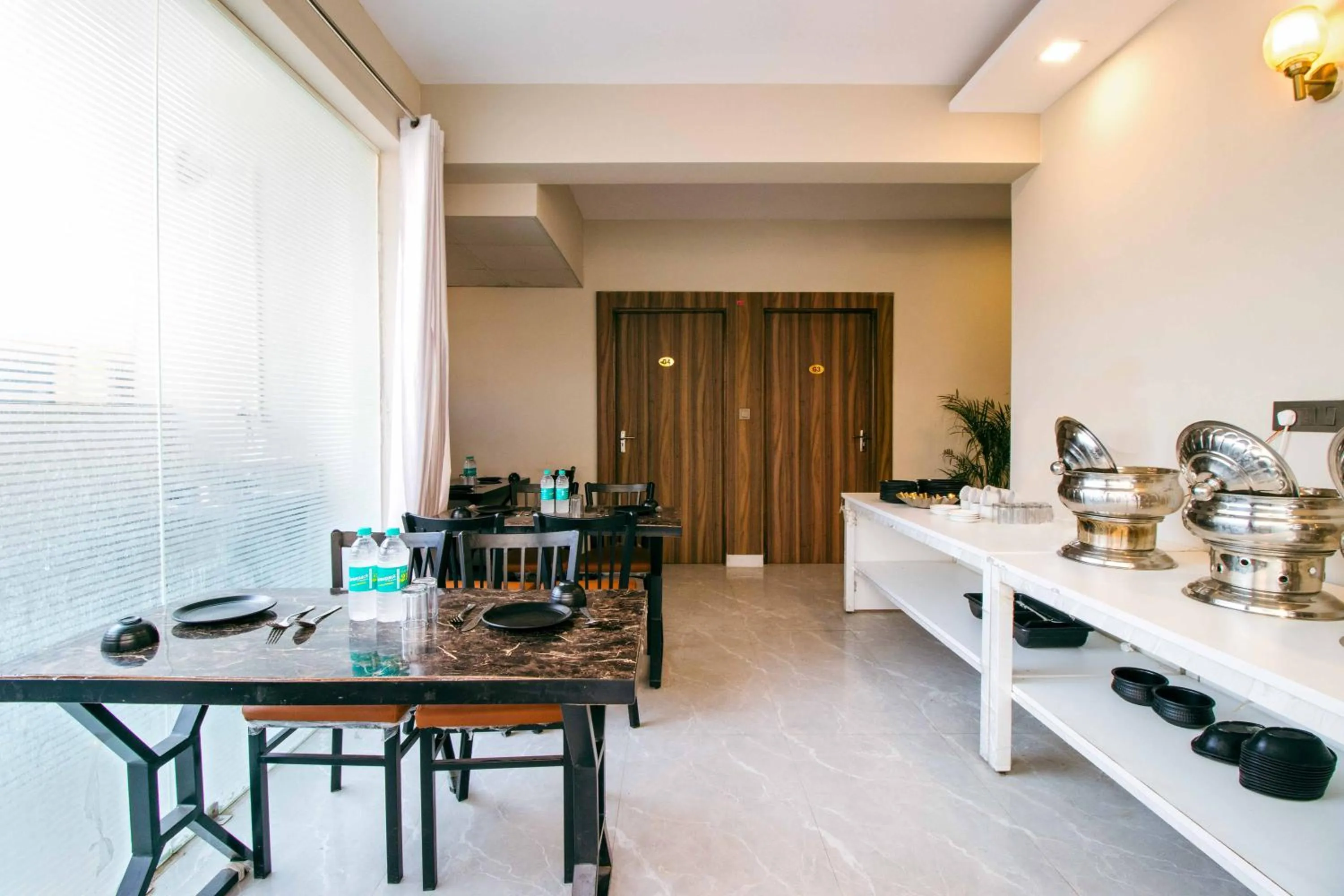 Restaurant/places to eat in Treebo Elite Corporate, Sector 62