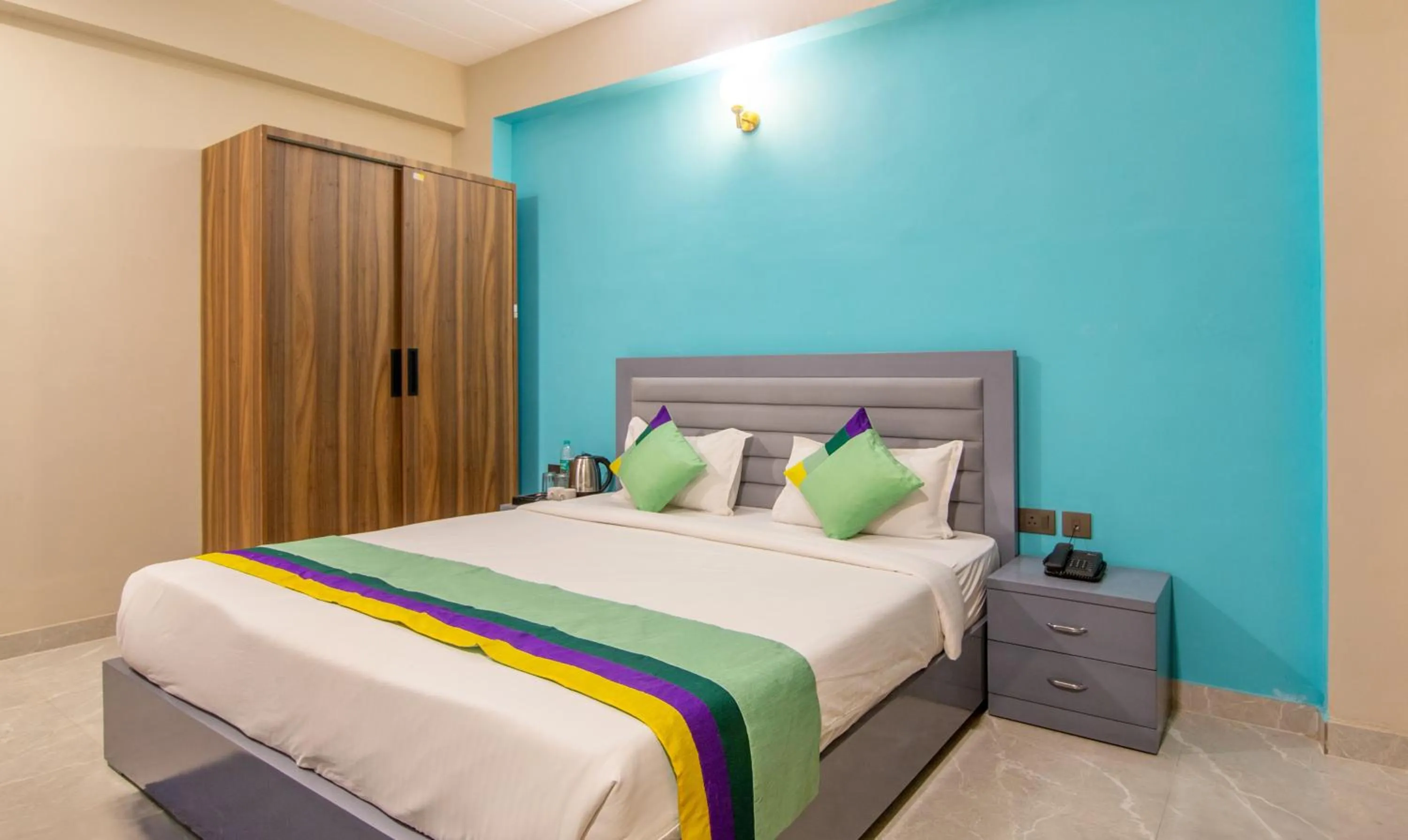 Bedroom, Bed in Treebo Elite Corporate, Sector 62