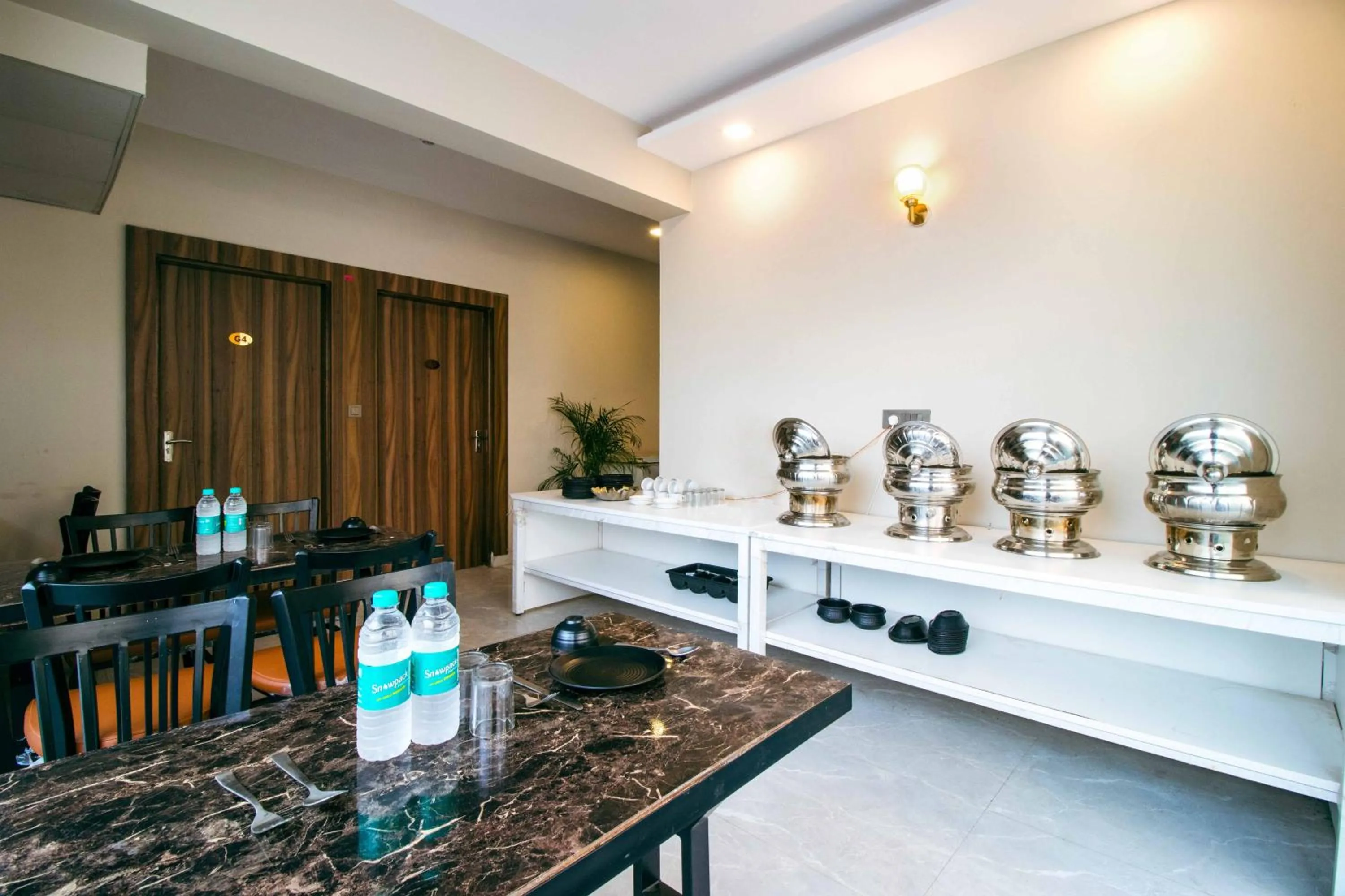 Restaurant/places to eat in Treebo Elite Corporate, Sector 62