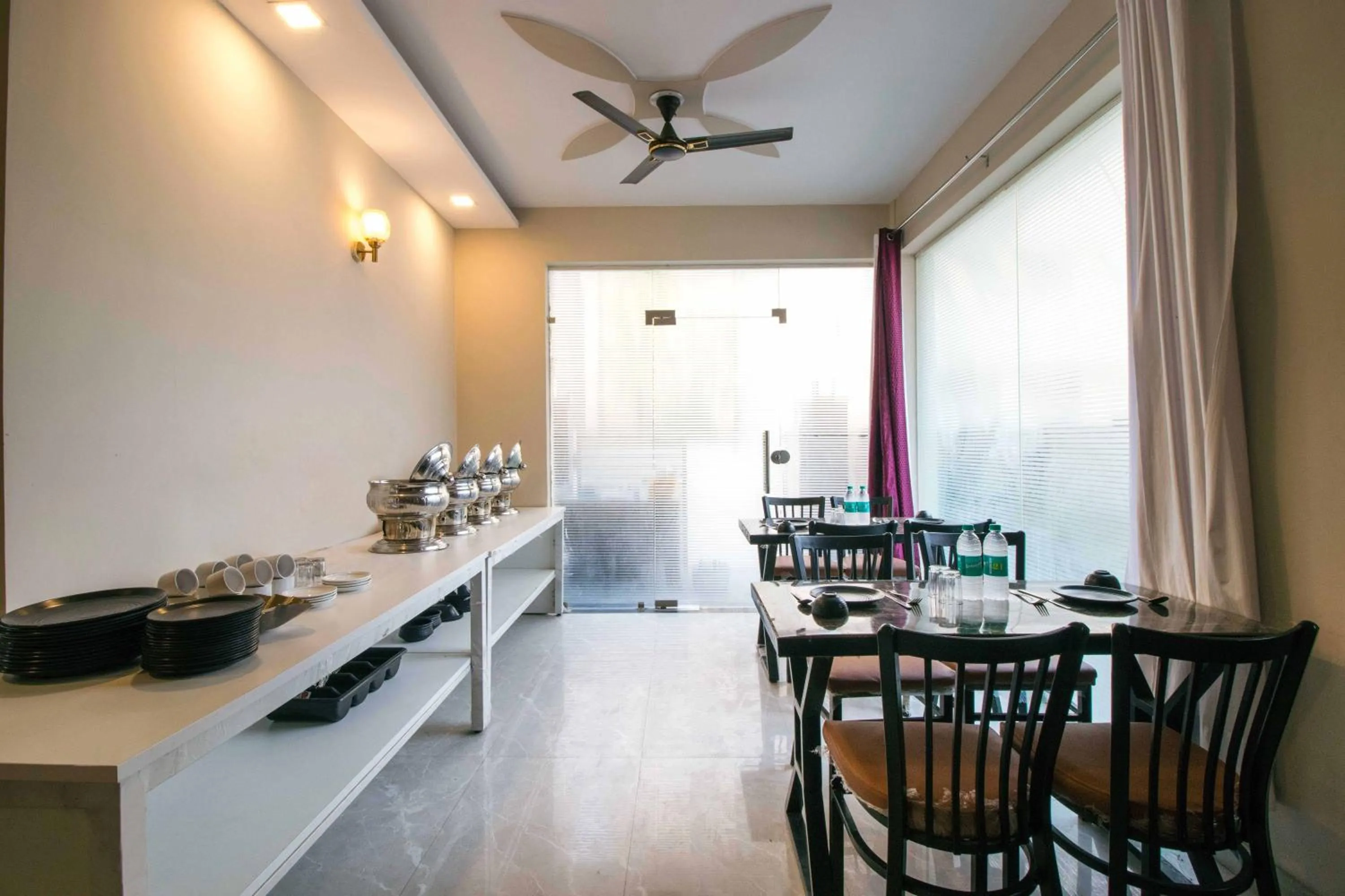 Restaurant/places to eat in Treebo Elite Corporate, Sector 62